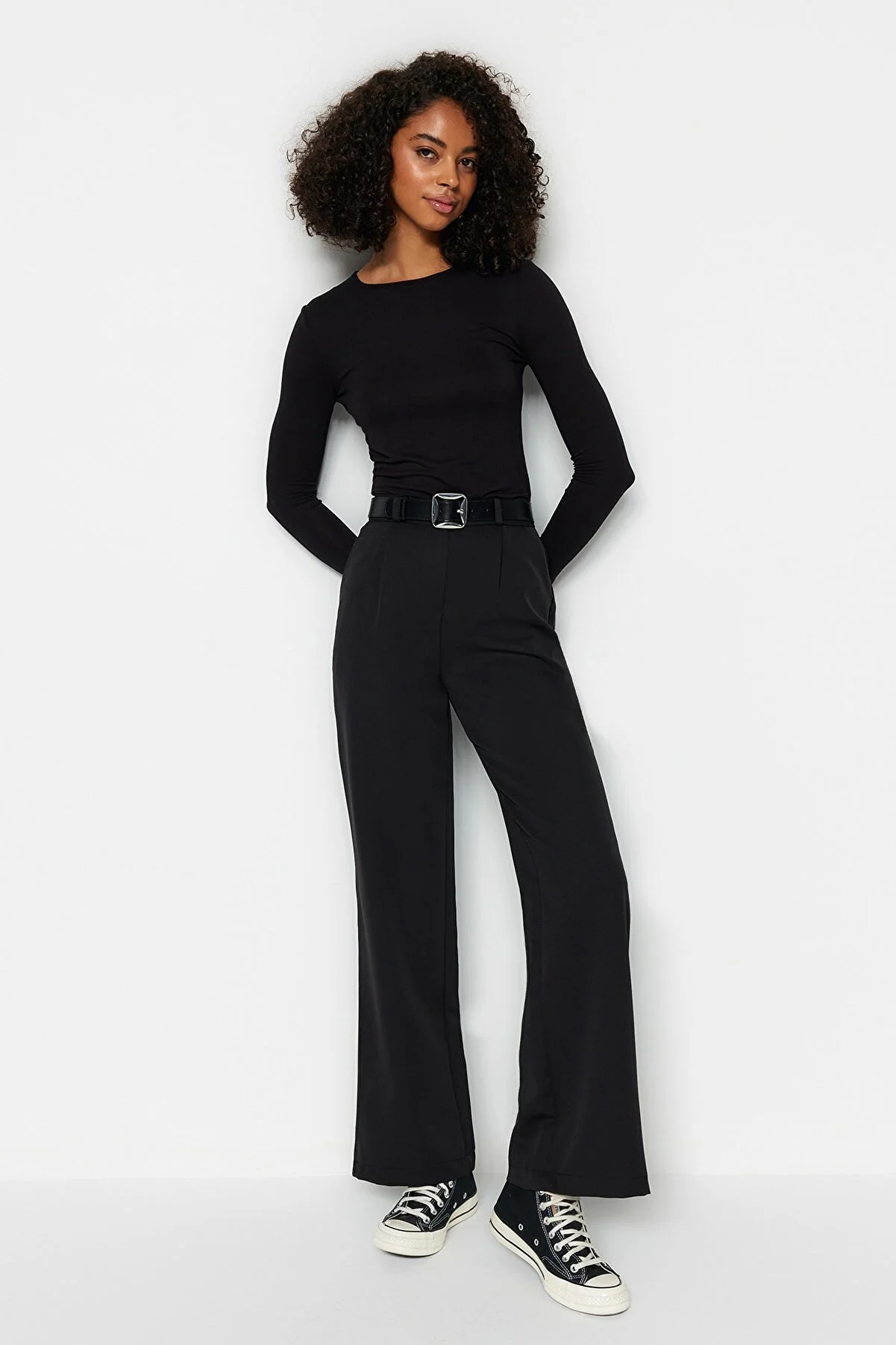 Trendyol Collection  Schwarze Bundfaltenhose mit weitem Bein und hoher Taille - TWOAW21PL0076