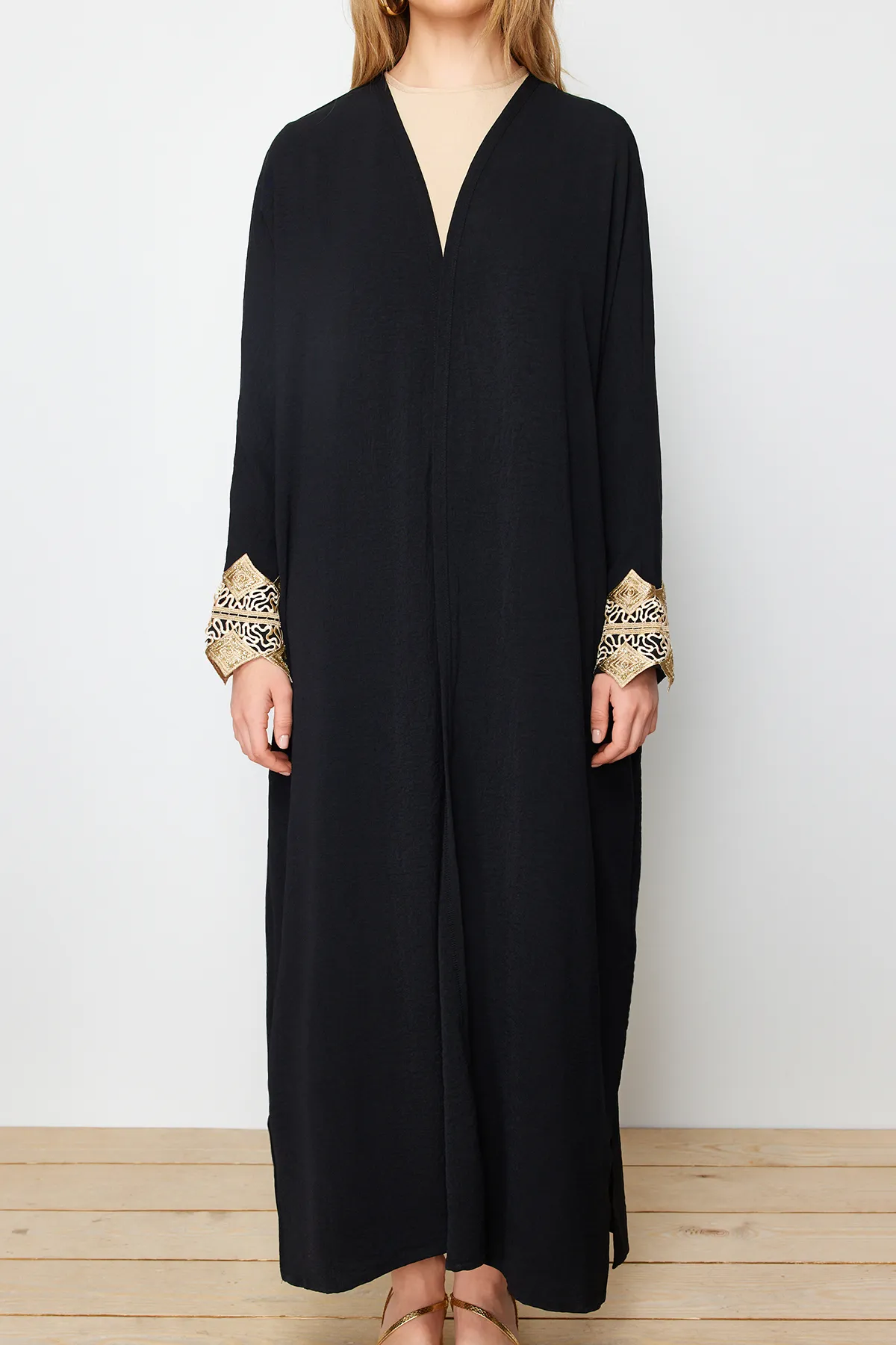 Trendyol Modest  Schwarze, goldfarbene, gewebte Aerobin-Kappe und Ferace und Abaya mit Brode-Detail aus Stein TCTSS24KF00031