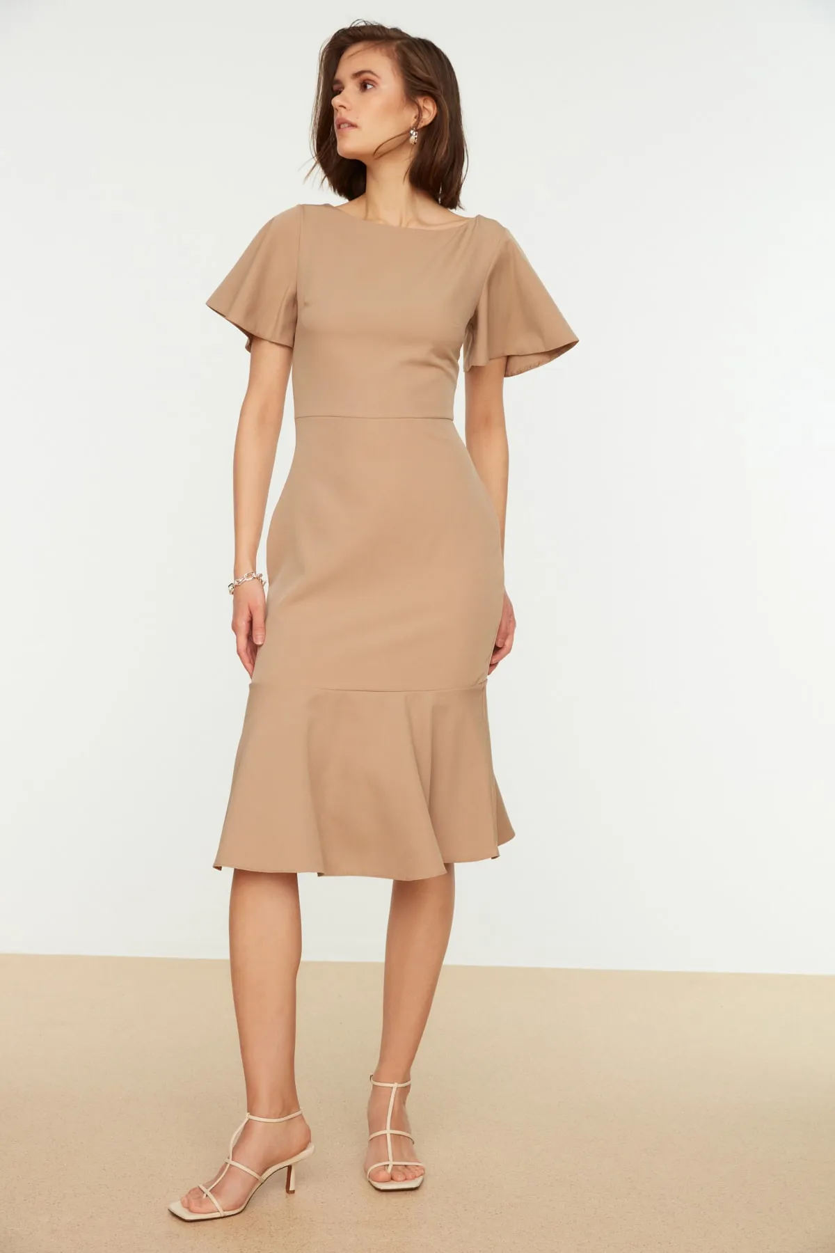 Trendyol Collection  Nerzfarbenes, figurbetontes Midikleid mit gewebtem Volant TWOSS20EL1342