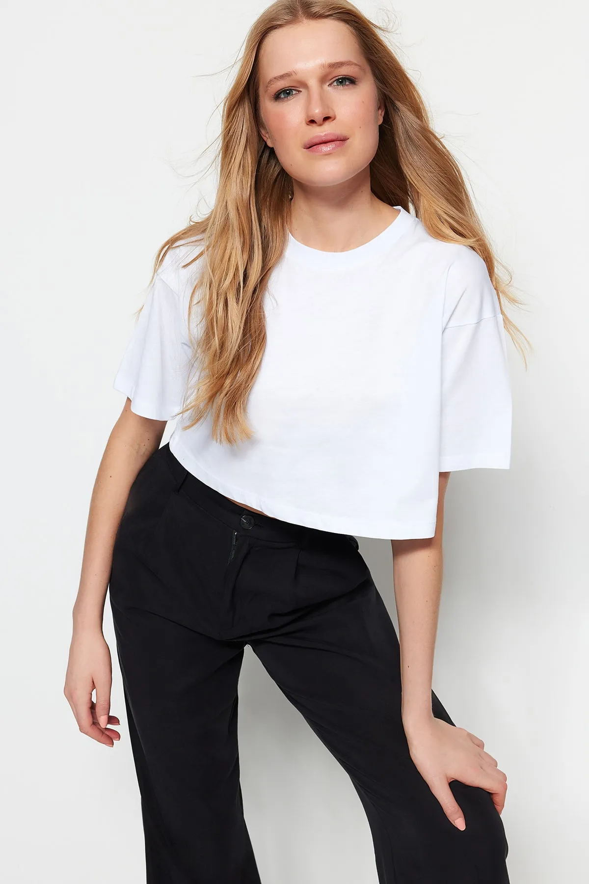 Trendyol Collection  Weißes, kurz geschnittenes Premium-Strick-T-Shirt aus 100 % Baumwolle mit Rundhalsausschnitt TWOSS23TS00038