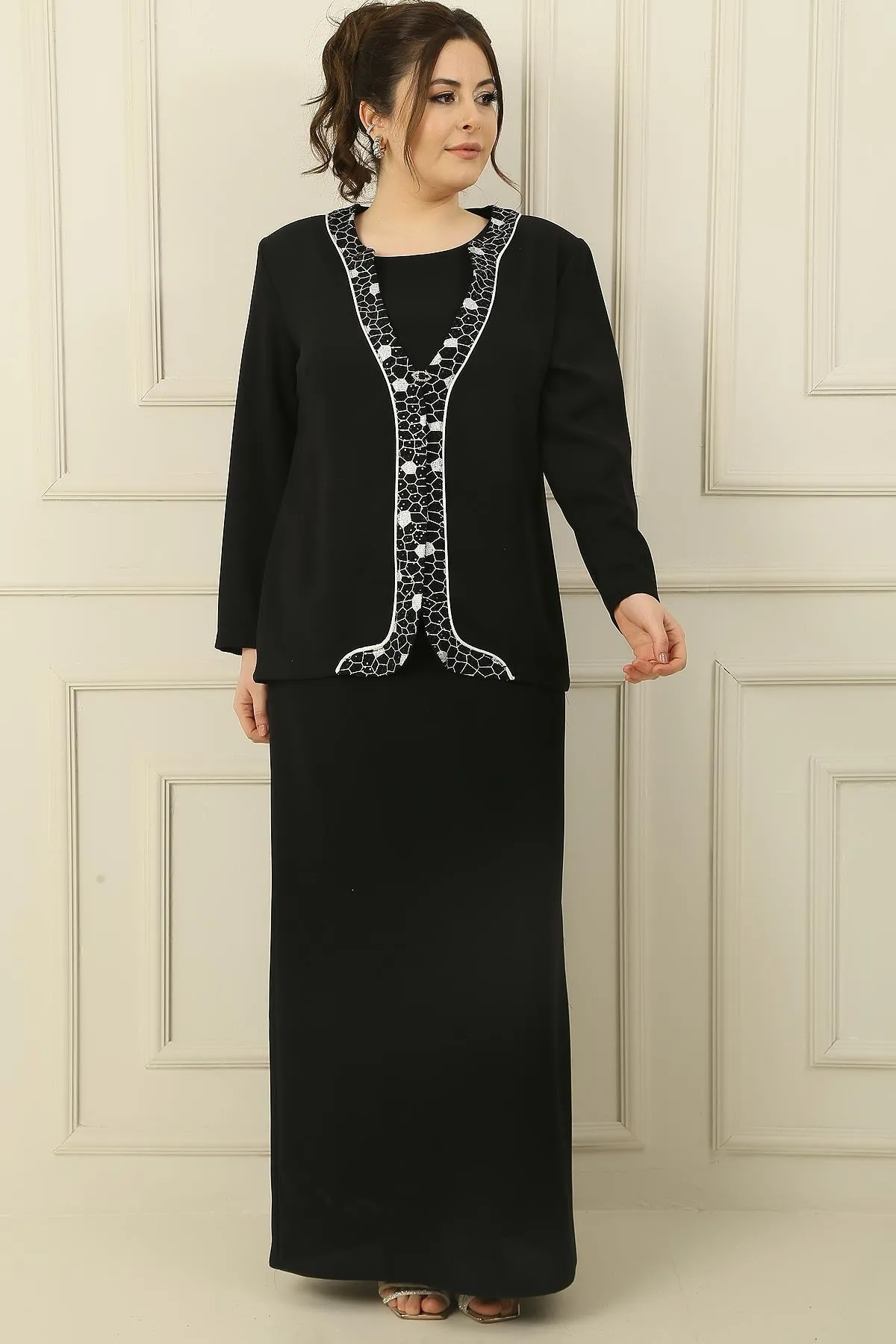 By Saygı  2-teiliges Set aus ärmellosem, gefüttertem, langem Kleid mit vergoldeter Paillettenjacke vorne und großem Krepp