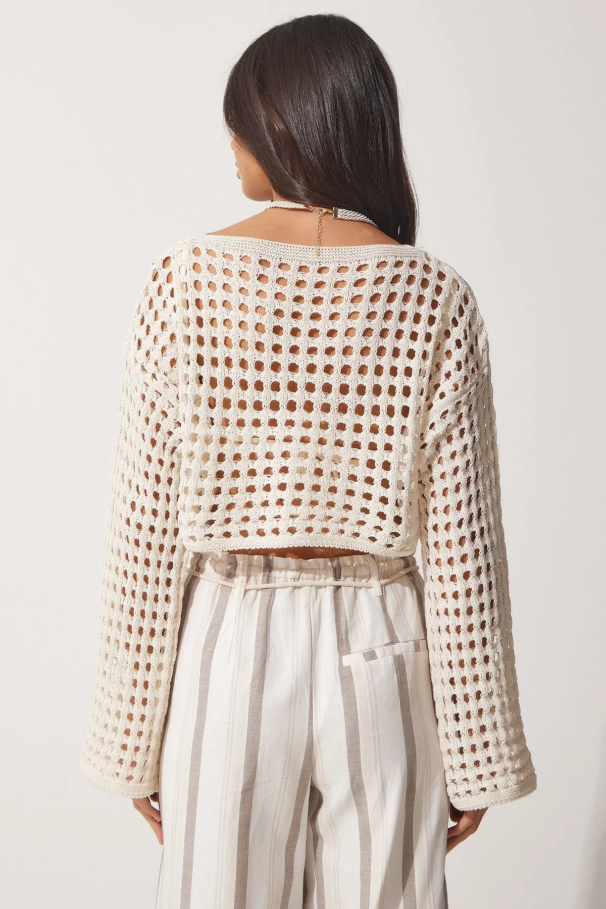Happiness İstanbul  Cremefarbene durchbrochene Crop-Strickbluse für Damen MC00186