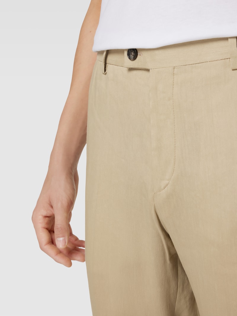 Chino mit französischen Eingrifftaschen in sand