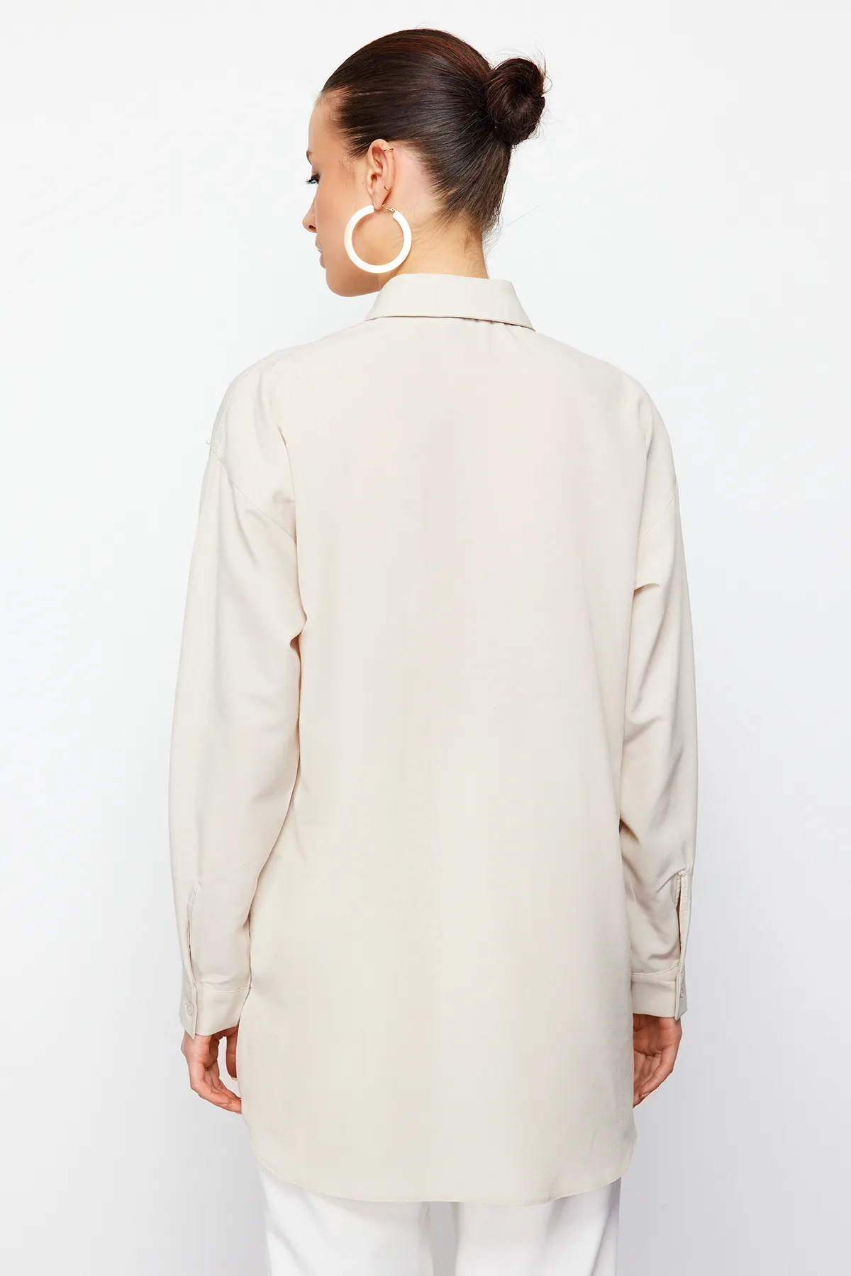 Trendyol Modest  Gewebtes Hemd aus Baumwolle mit Steinperlendetail TCTSS24TG00032