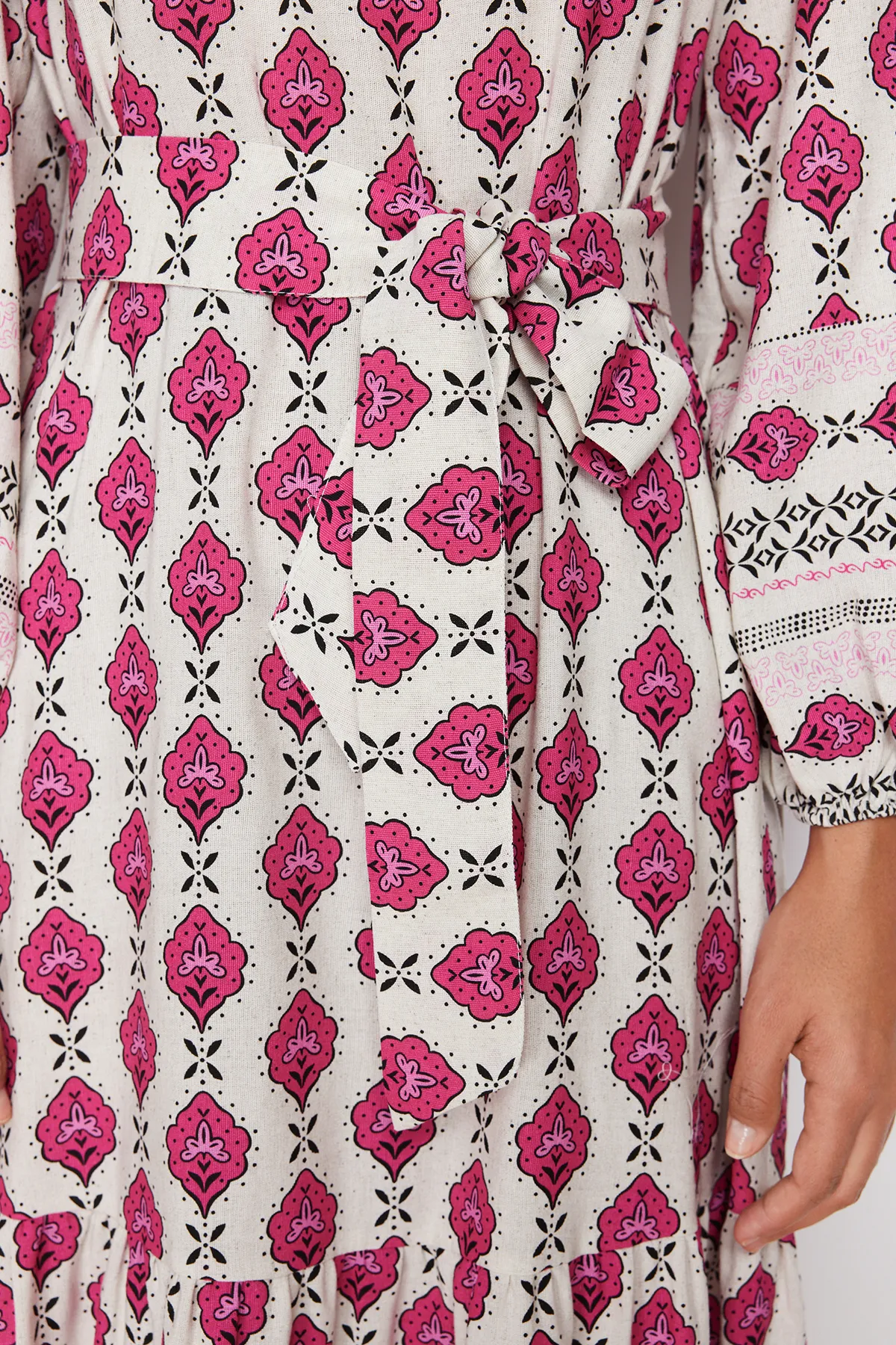 Trendyol Modest  Gewebtes Kleid in Leinenoptik mit ethnischem Muster in Fuchsia TCTSS24EB00062