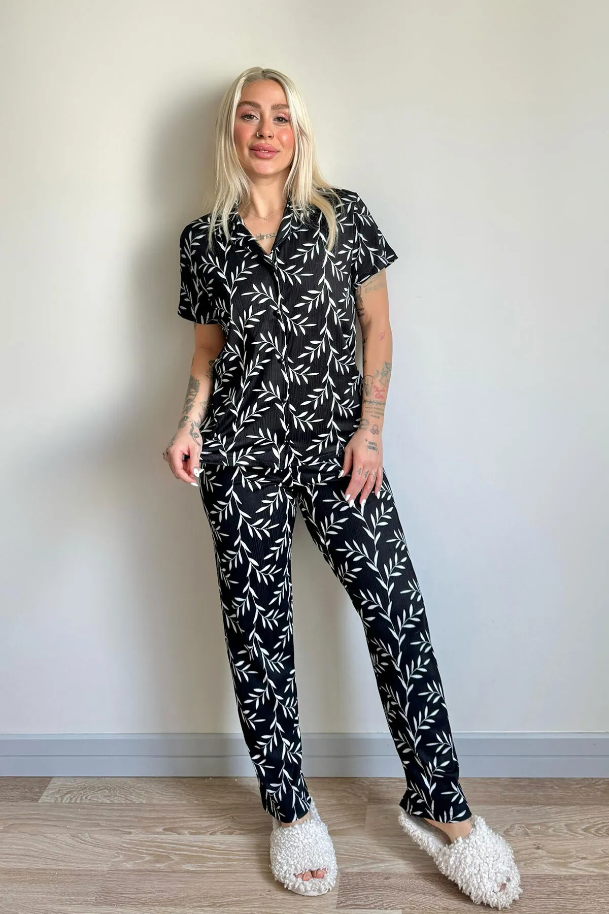 Pijamaevi  Kurzarm-Damenpyjama mit Olivenzweigmuster und gestrickter Vorderseite und Knöpfen