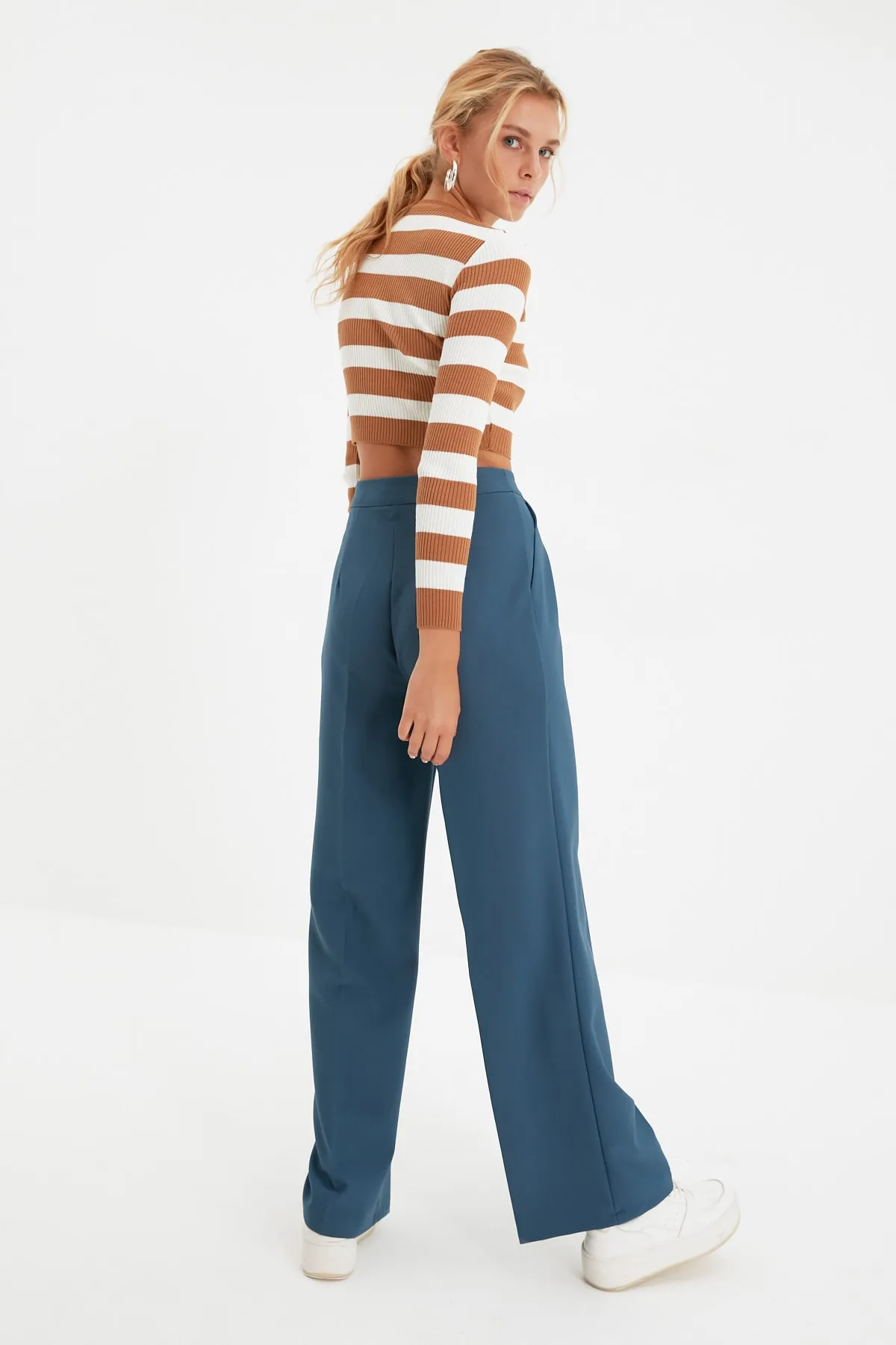 Trendyol Collection  Petrolfarbene Hose mit weitem Bein/Webhose mit weitem Bein und hoher Taille TWOAW22PL0066