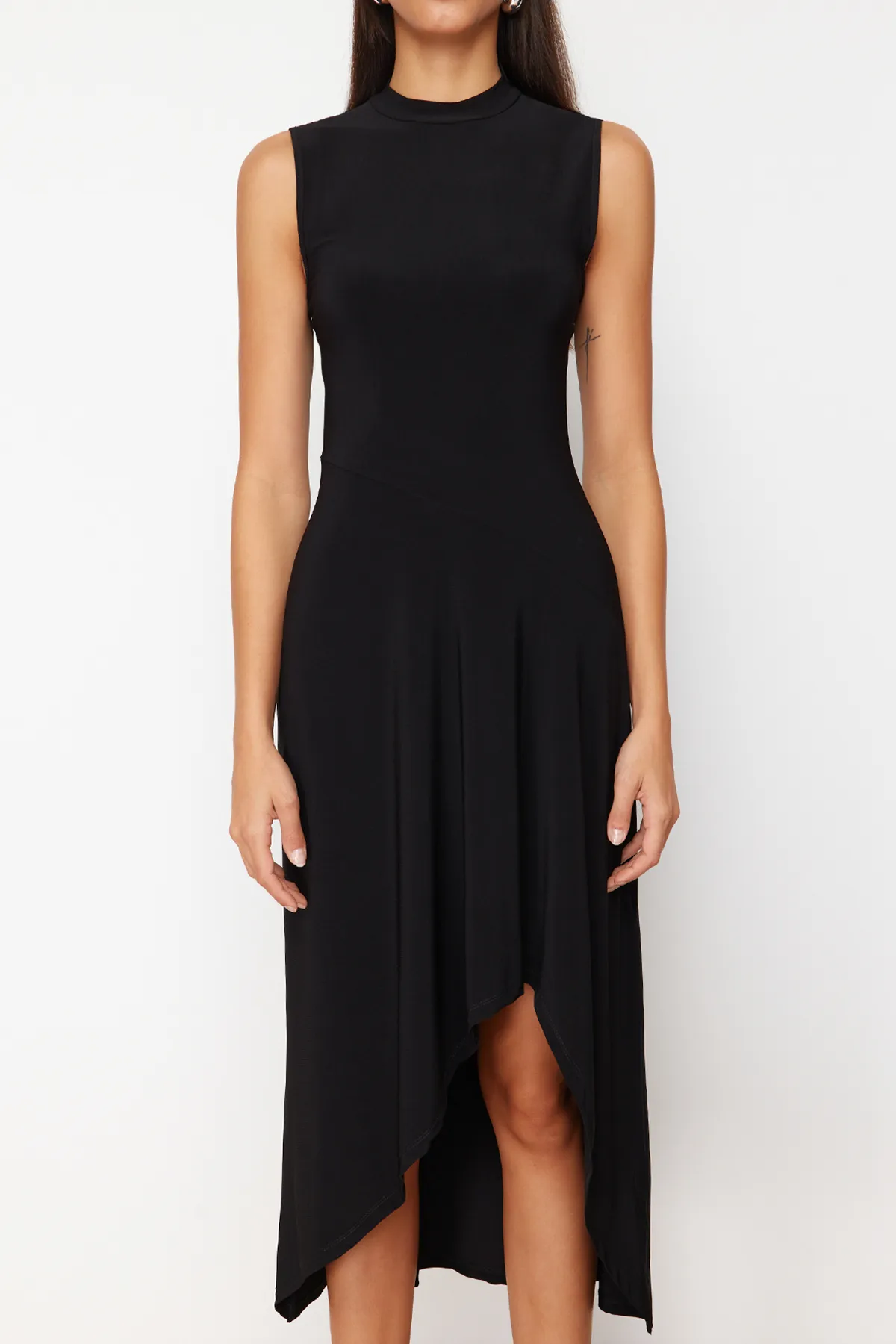 Trendyol Collection  Schwarzes asymmetrisches Stehkragen-Midikleid mit ärmellosen Ärmeln und Stretch-Strick TWOSS24EL00814