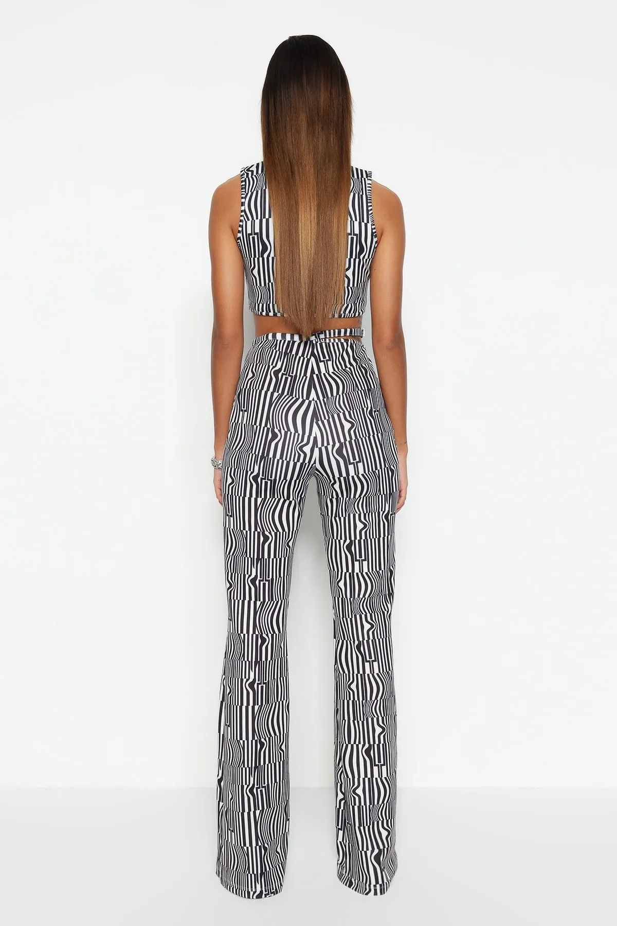 Trendyol Collection  Mehrfarbige gestrickte gestreifte Hose mit weitem Bein TPRSS23PL00011