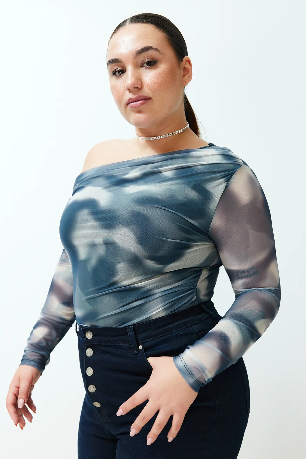 Trendyol Curve  Indigofarbene, mit Tüll gefütterte Strickbluse mit asymmetrischem Kragen TBBSS24AF00025