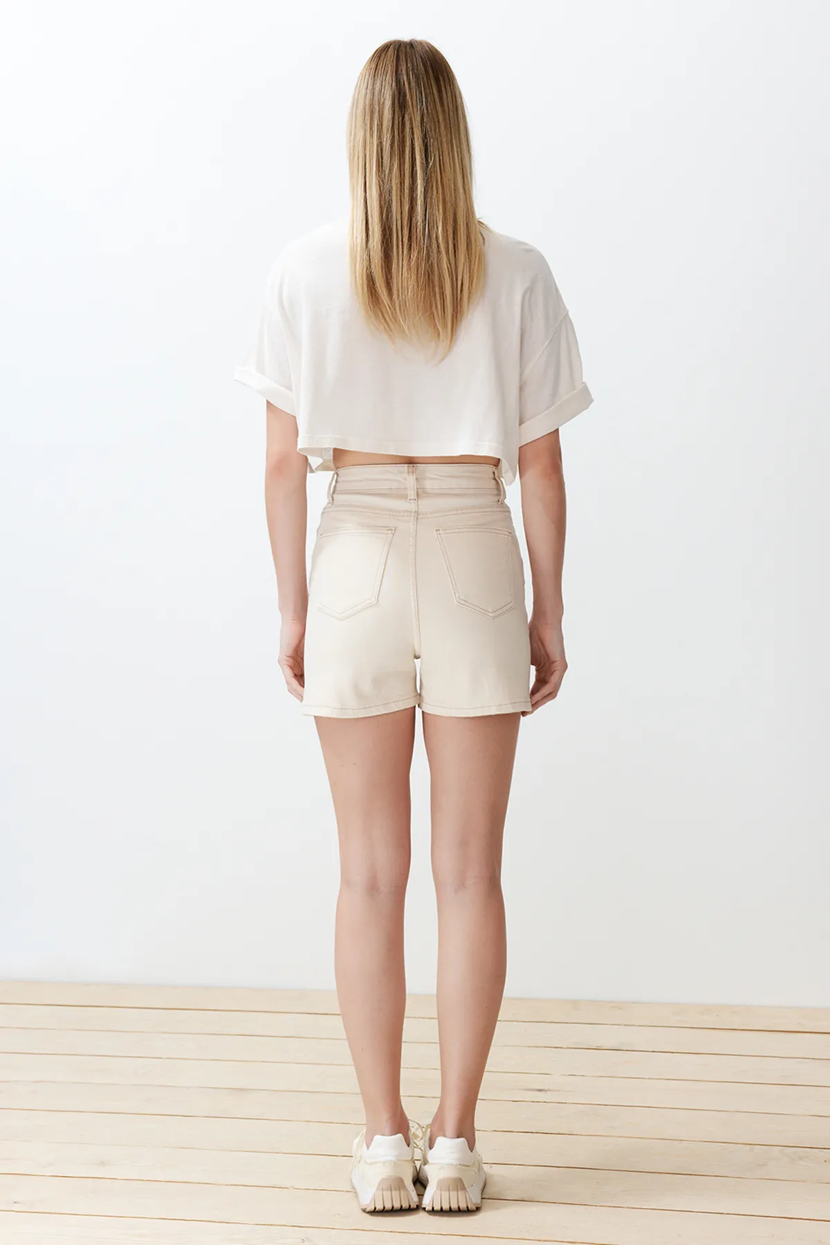 Trendyol Collection  Ecru Mom Jeansshorts mit hoher Taille TWOSS20SR0210