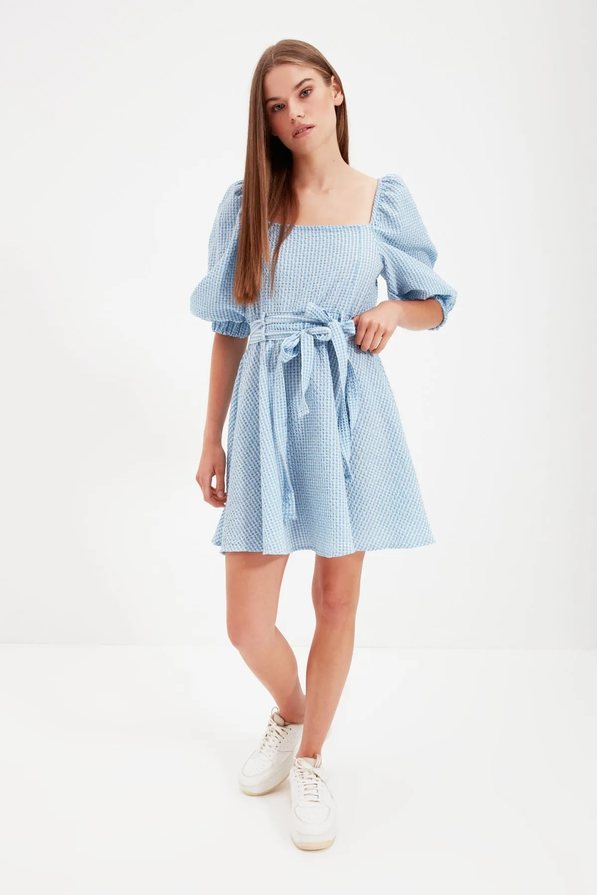 Trendyol Collection  Blaues Mini-Webkleid mit offenem, quadratischem Kragen und Taille TWOAW22EL0051