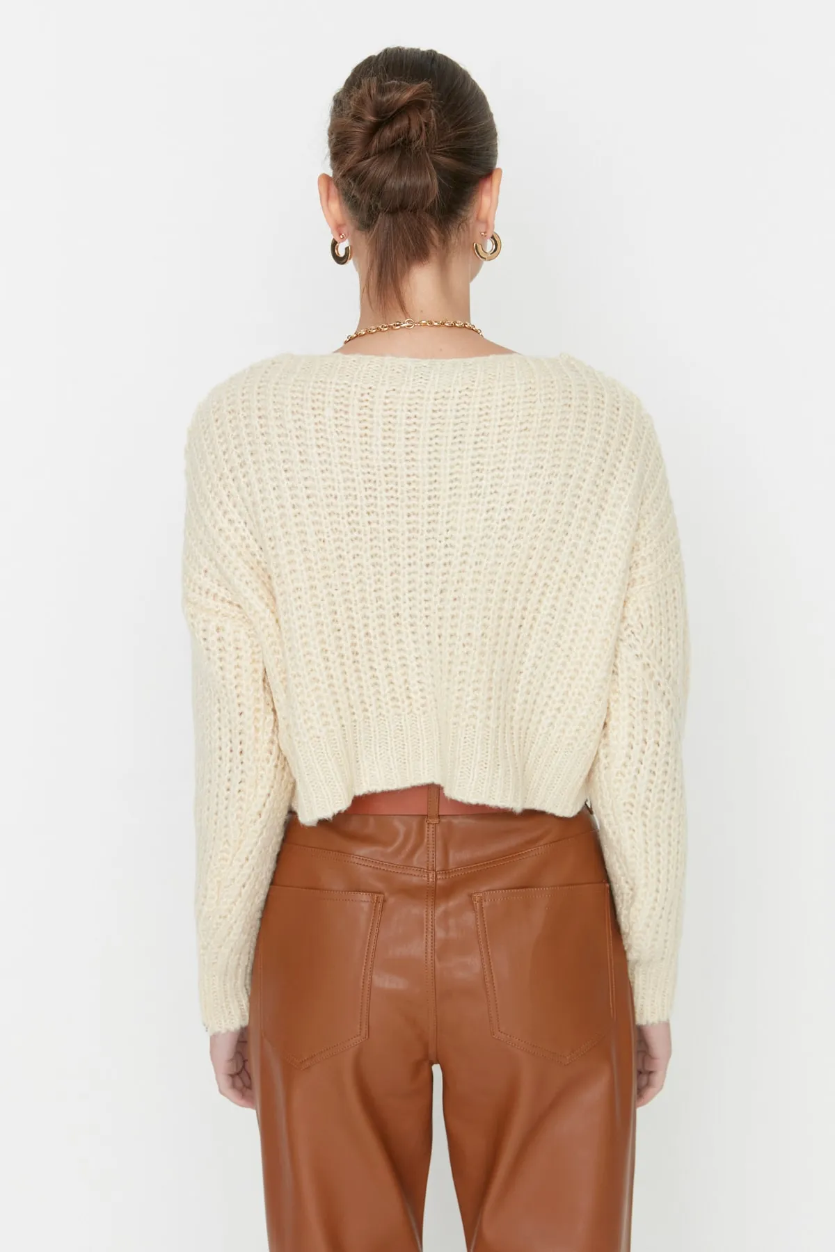 Trendyol Collection  Ecrufarbene, superkurze Strickjacke mit weicher Struktur und Knopfdetail