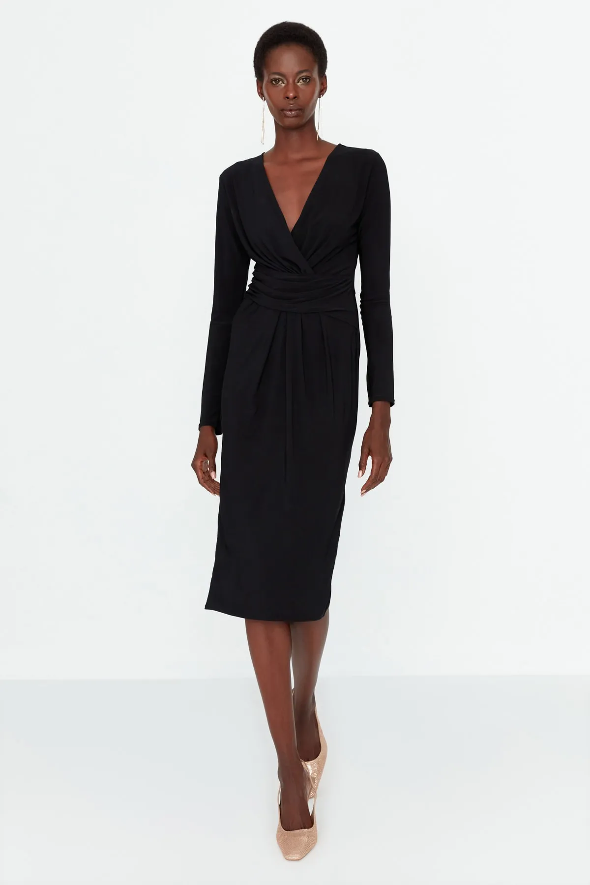 Trendyol Collection  Schwarzes, detailliertes, elegantes Abendkleid TPRAW23EL00183