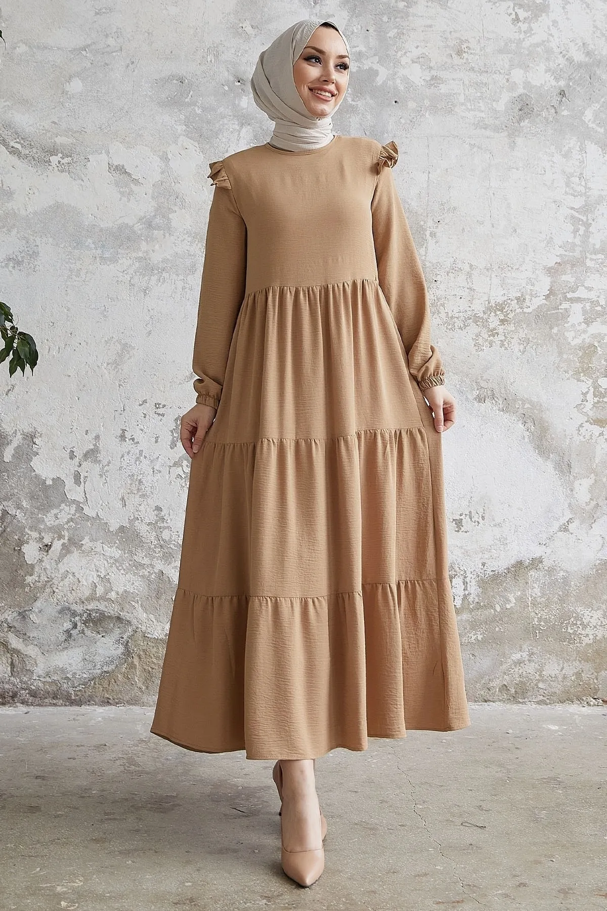 InStyle  Neya Freizeitkleid mit Rüschenschultern – Beige