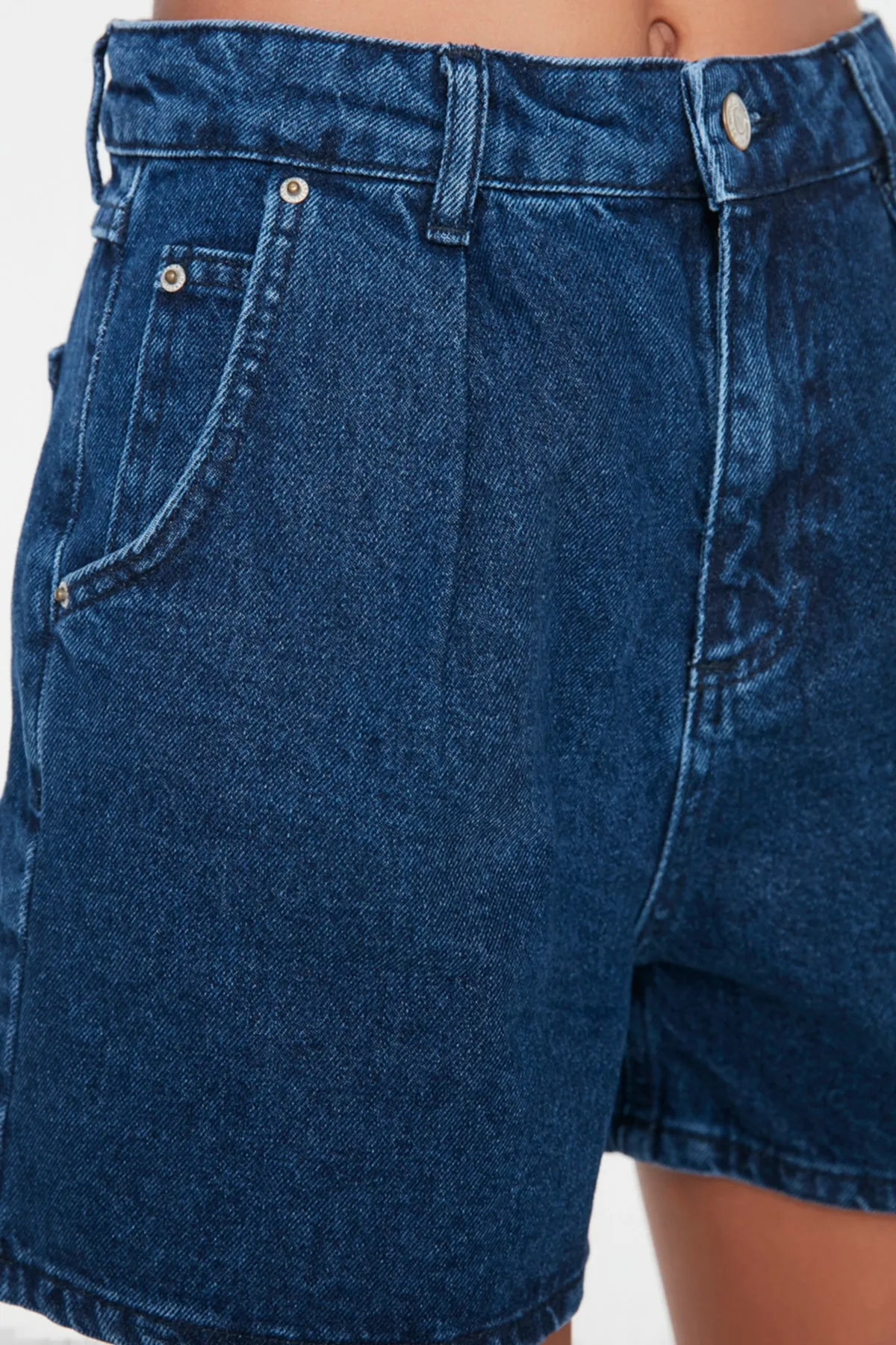 Trendyol Collection  Blaue, nachhaltigere Denim-Shorts mit Falten TWOSS20SR0129