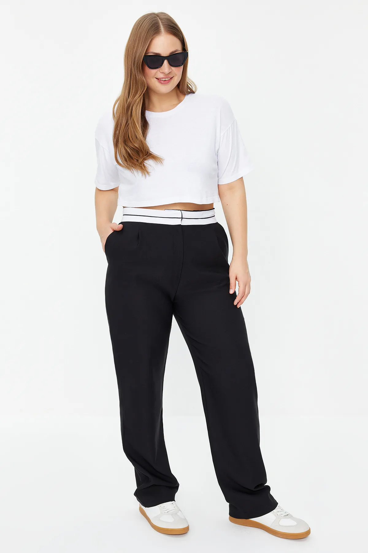 Trendyol Curve  Schwarze gewebte Finike-Hose in Übergröße mit normaler Taille TBBAW24AR00031