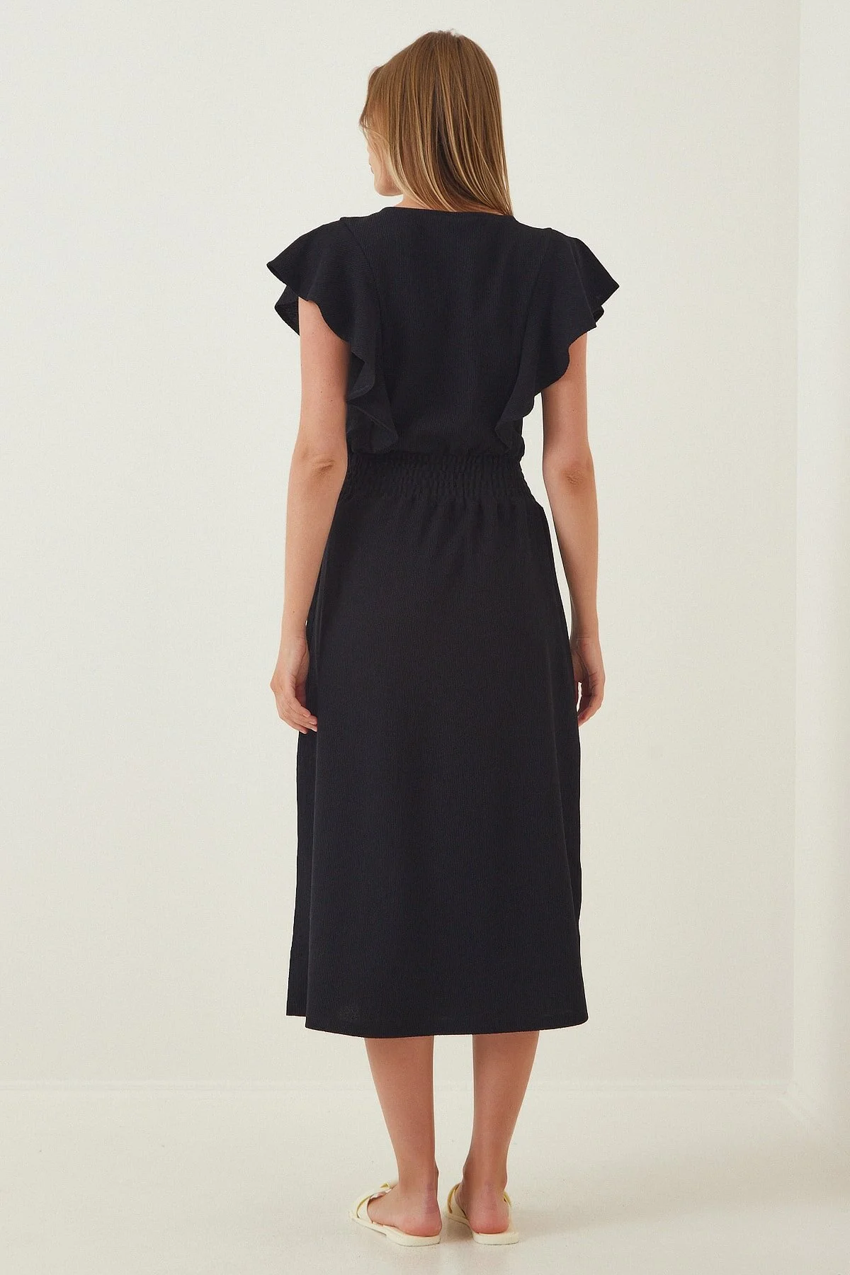 Happiness İstanbul  Schwarzes, strukturiertes Volant-Strickkleid für Damen CI00025