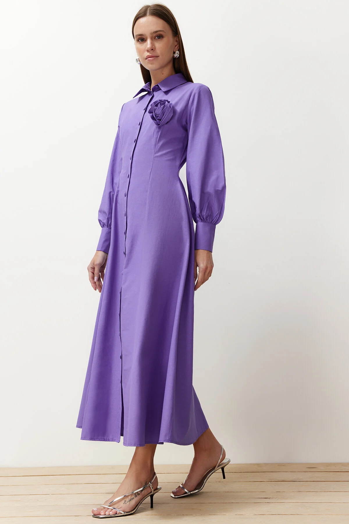 Trendyol Modest  Lila gewebtes Hemdblusenkleid mit Blumendetail TCTSS24EB00029