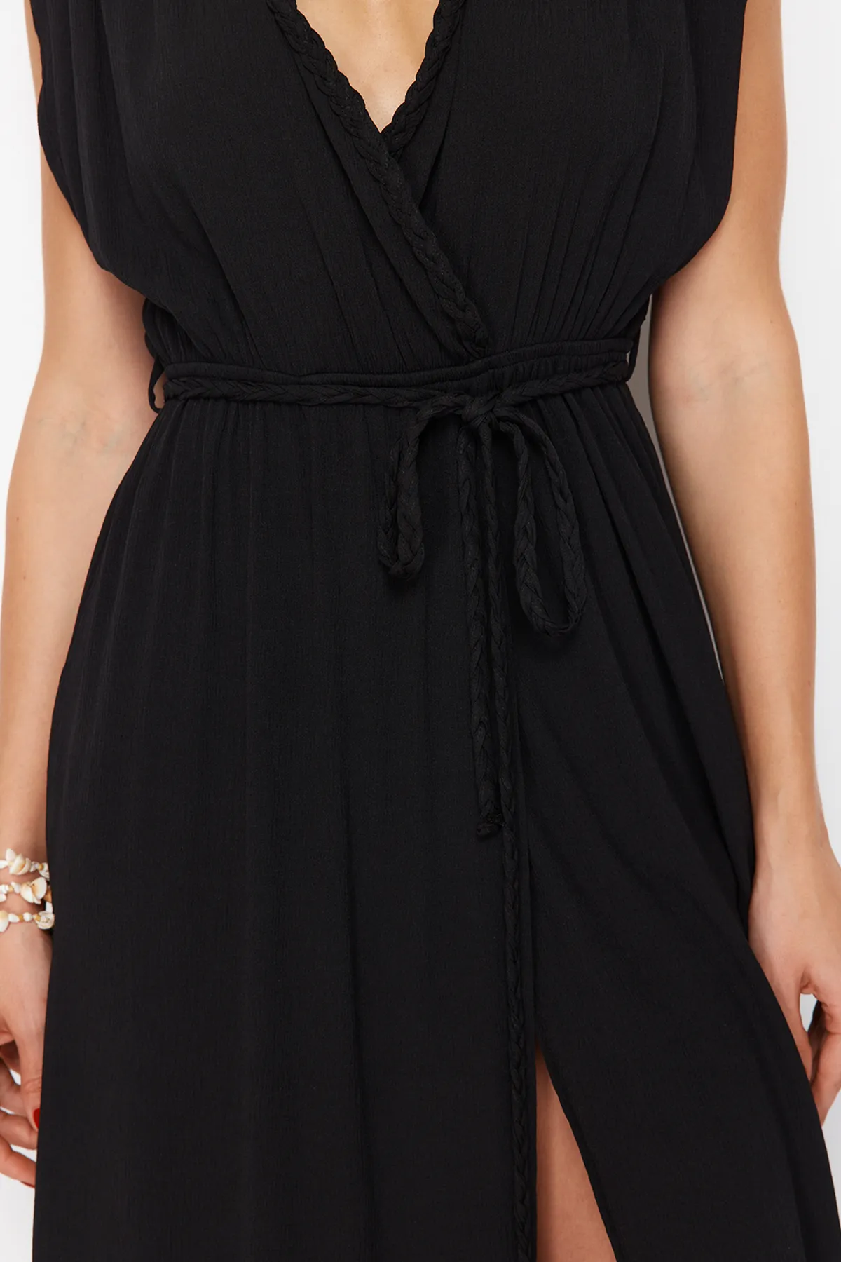 Trendyol Collection  Schwarzes Maxi-Strandkleid mit Schlitz und Webmuster TBESS23EL00069