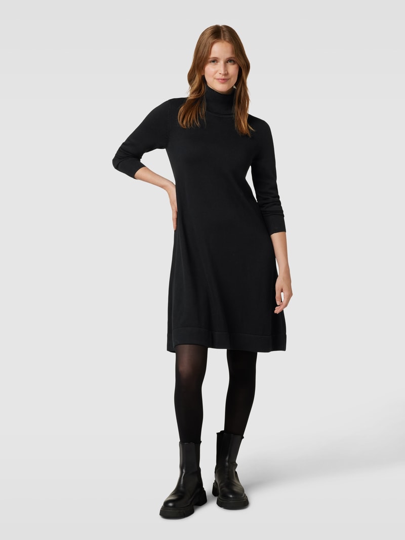 Knielanges Kleid mit Rollkragen in schwarz