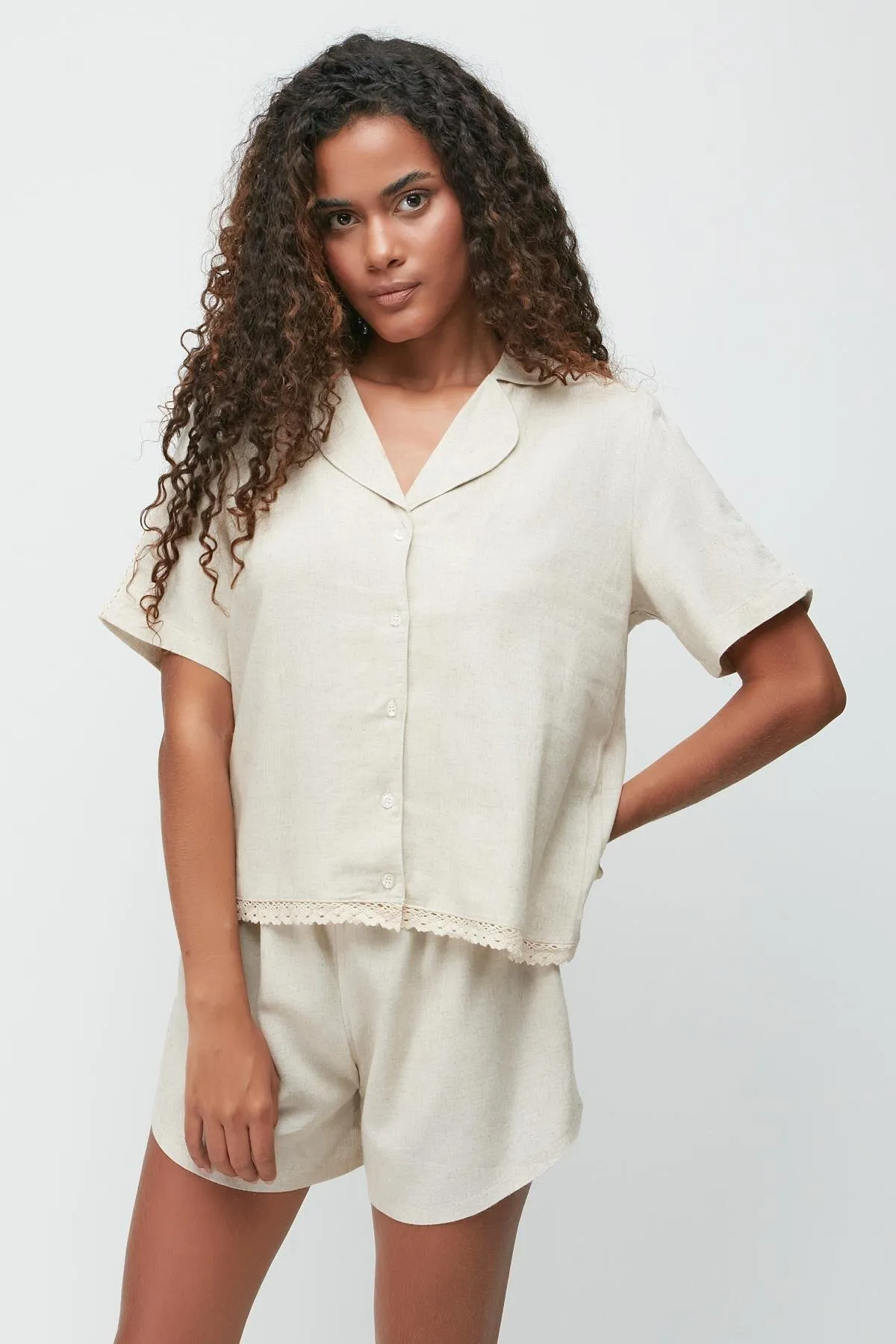 C&City  Kurzarm-Hemd-Shorts-Set aus Leinen mit Spitzendetail 9145 Beige