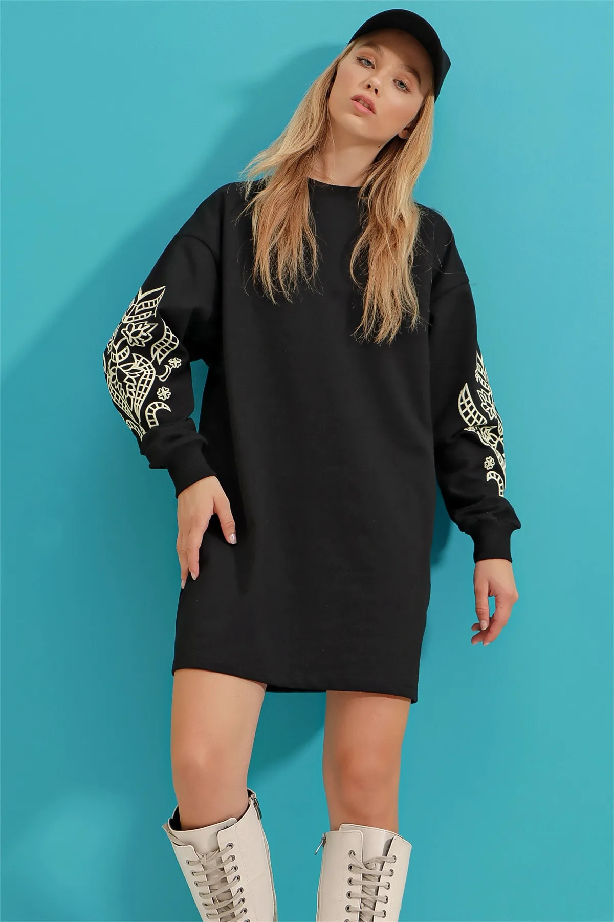 Trend Alaçatı Stili  Damen-Sweatkleid mit schwarzen Ärmeln und Stickerei-Print ALC-X3095