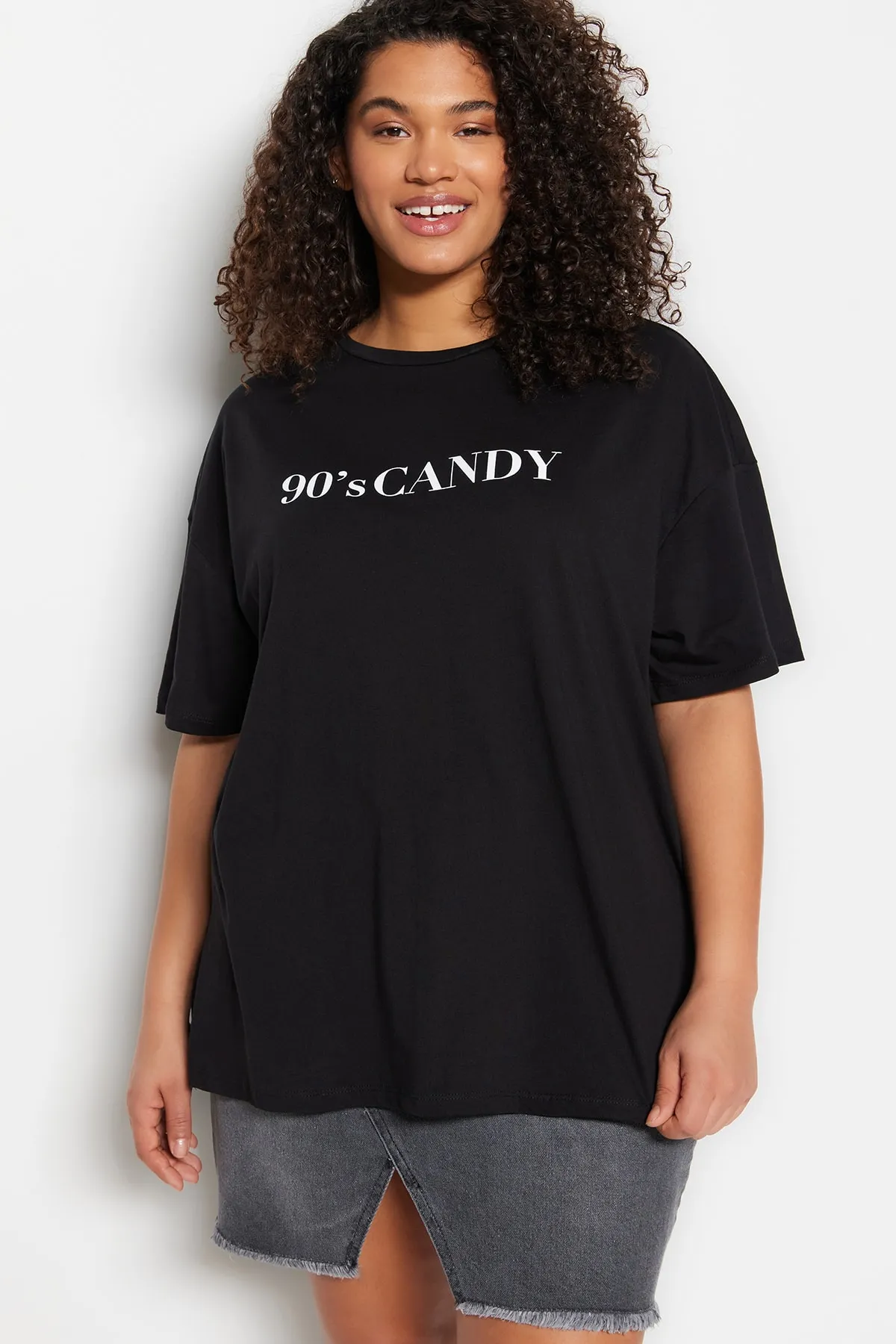 Trendyol Curve  Schwarzes, weit geschnittenes, bedrucktes Strick-T-Shirt mit Rundhalsausschnitt TBBSS23BF00015