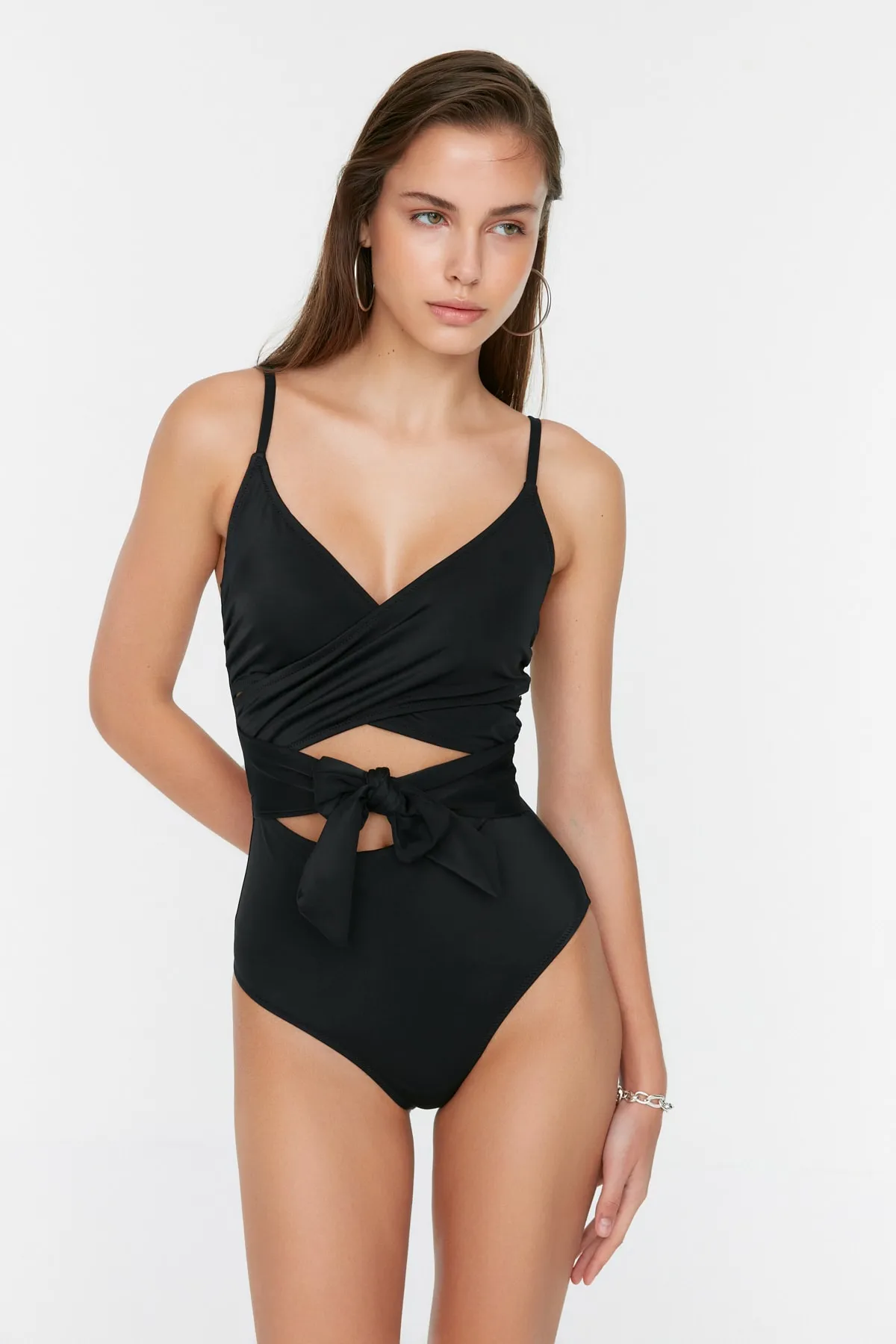 Trendyol Collection  Schwarzer zweireihiger Cut-Out/Fenster-Badeanzug mit normalem Bein TBESS20MA0031