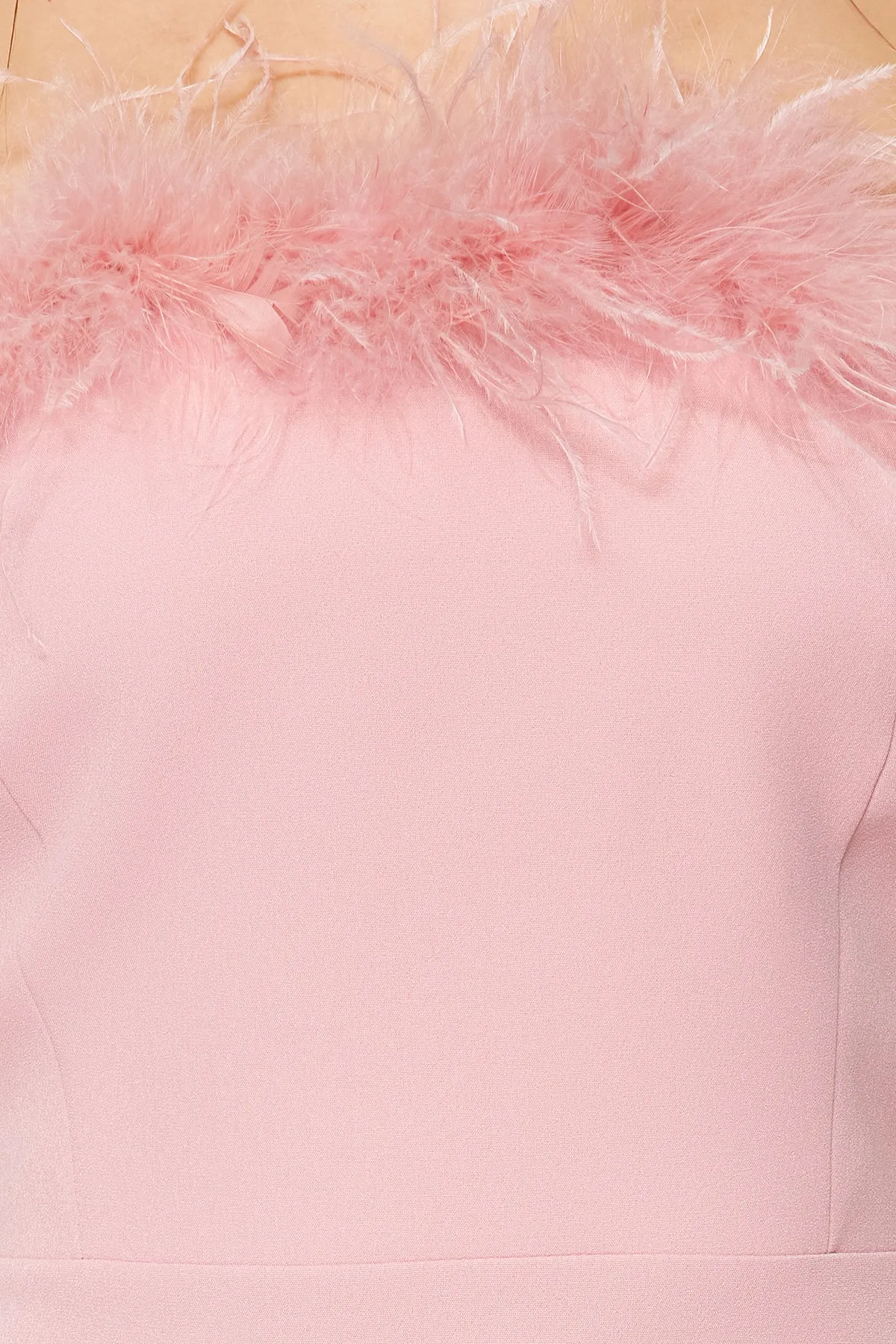 Trendyol Collection  Rosa, figurbetontes, gefüttertes, elegantes Abendkleid mit gewebten Otriches TPRSS23EL00547