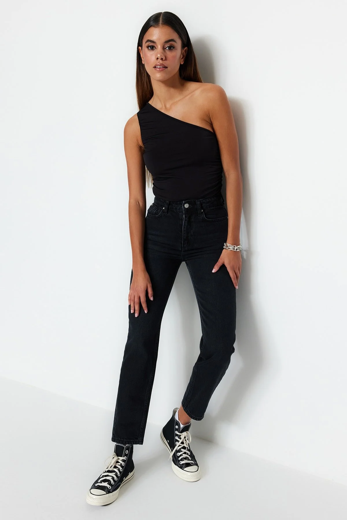 Trendyol Collection  Schwarze Mom-Jeans mit hoher Taille TWOSS23JE00085