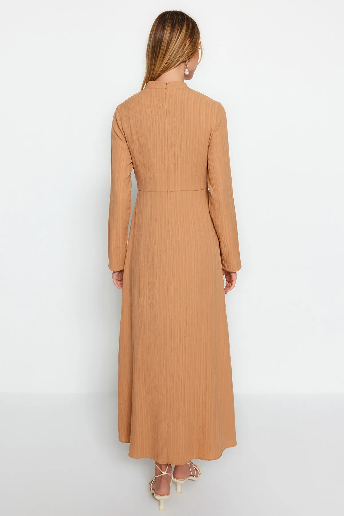 Trendyol Modest  Beiges Kleid aus Viskosegewebe mit Zweireiherkragen und Futter aus Mischgewebe TCTSS23EB00375