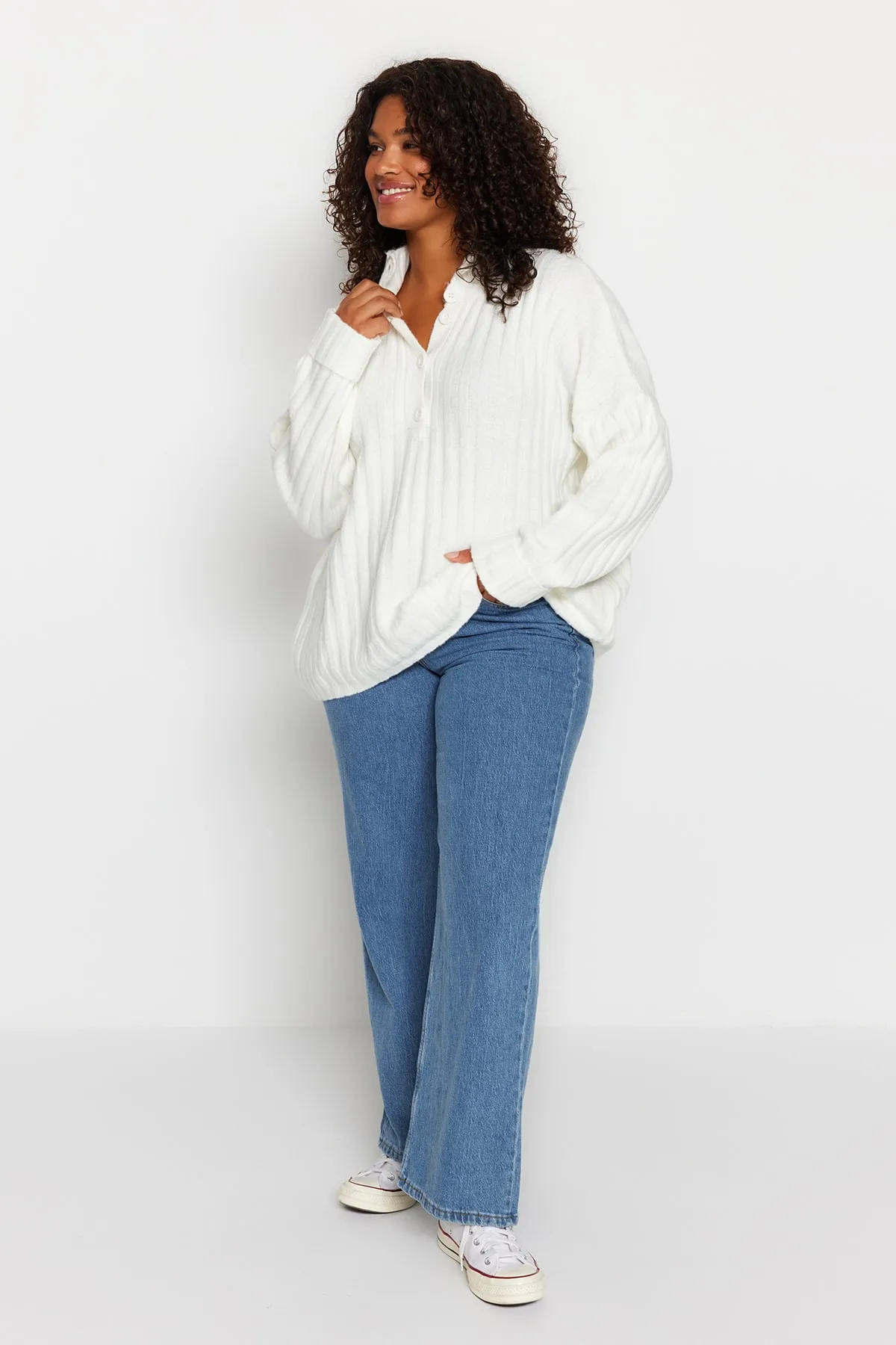 Trendyol Curve  Ecrufarbener Strick-Cardigan mit Knopfverschluss TBBAW24AN00045
