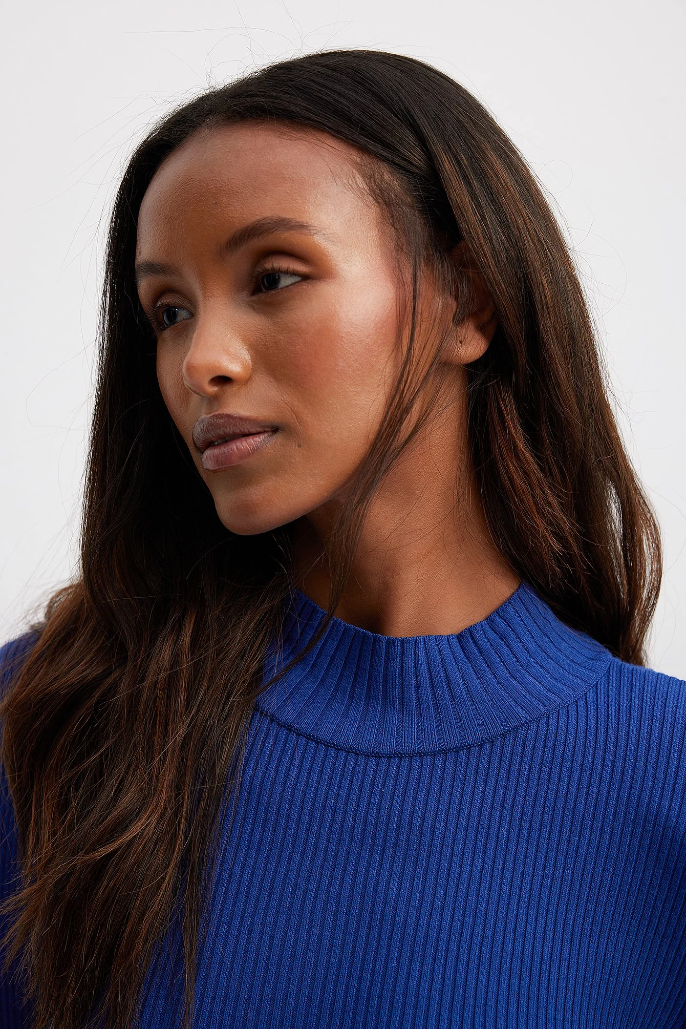Maxikleid mit gestrickten Schulterpolstern