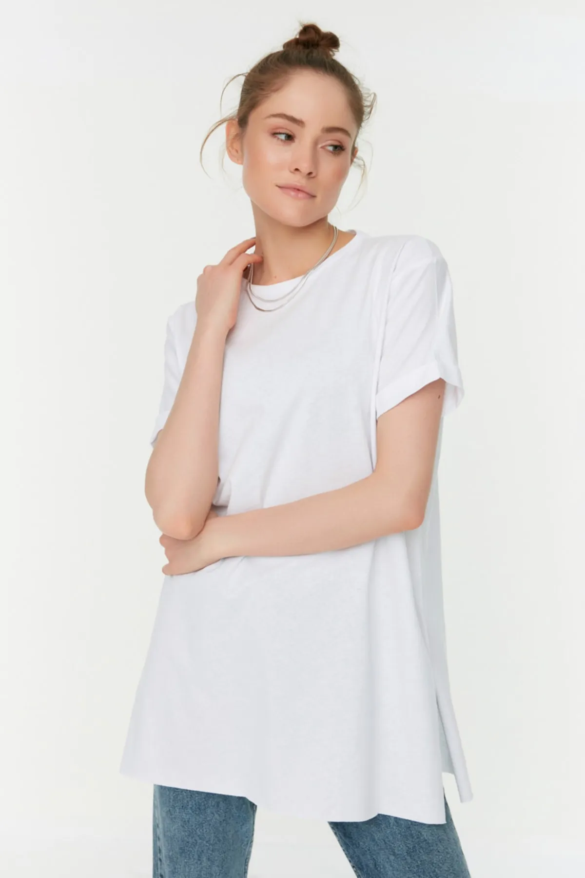 Trendyol Modest  Marineblau-weißes Basic-Strick-T-Shirt mit Schlitz und detailliertem Rundhalsausschnitt im 2er-Pack TCTSS21UK0009