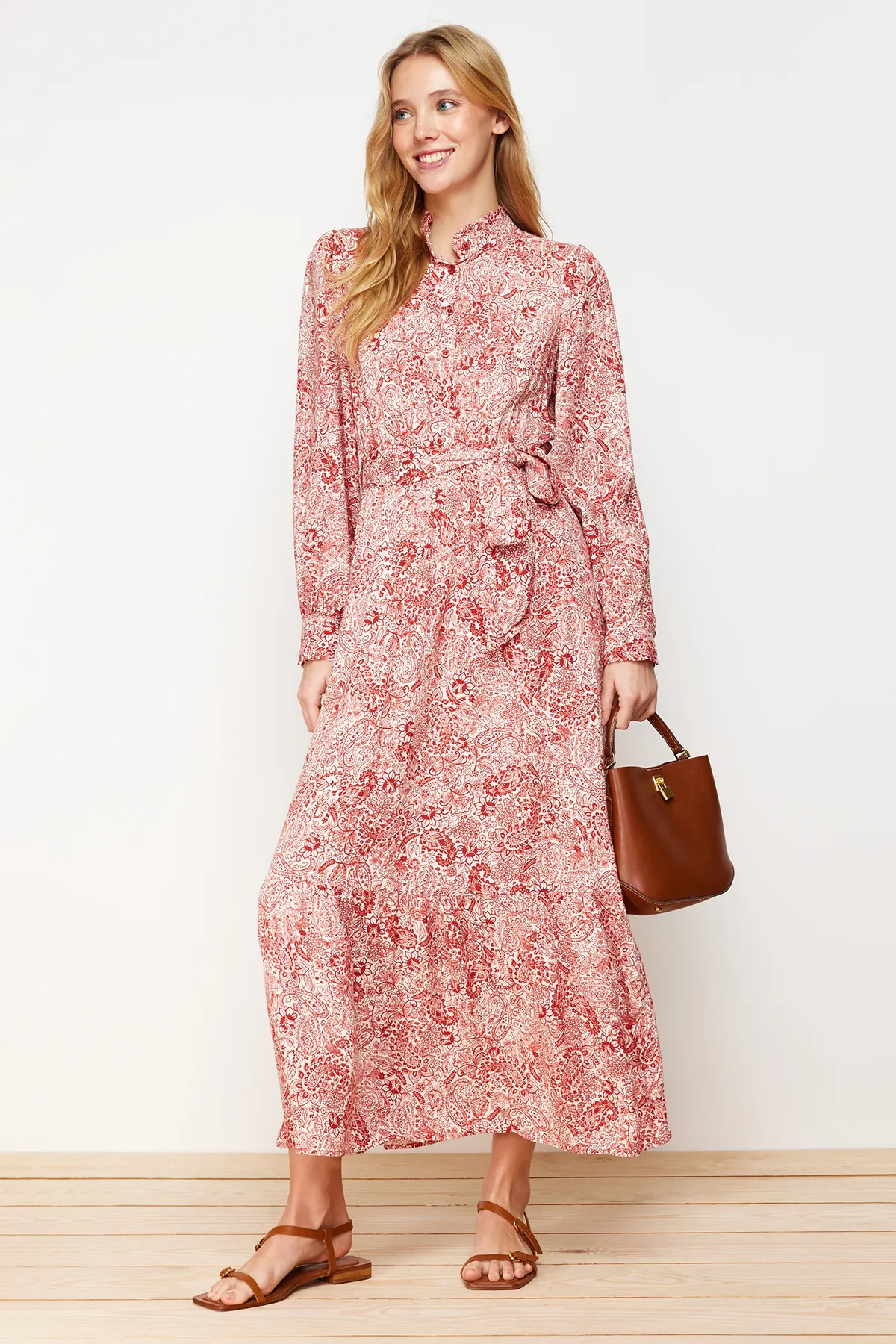 Trendyol Modest  Kleid aus gewebter Viskose mit Zimtblumenmuster TCTSS24EB00074