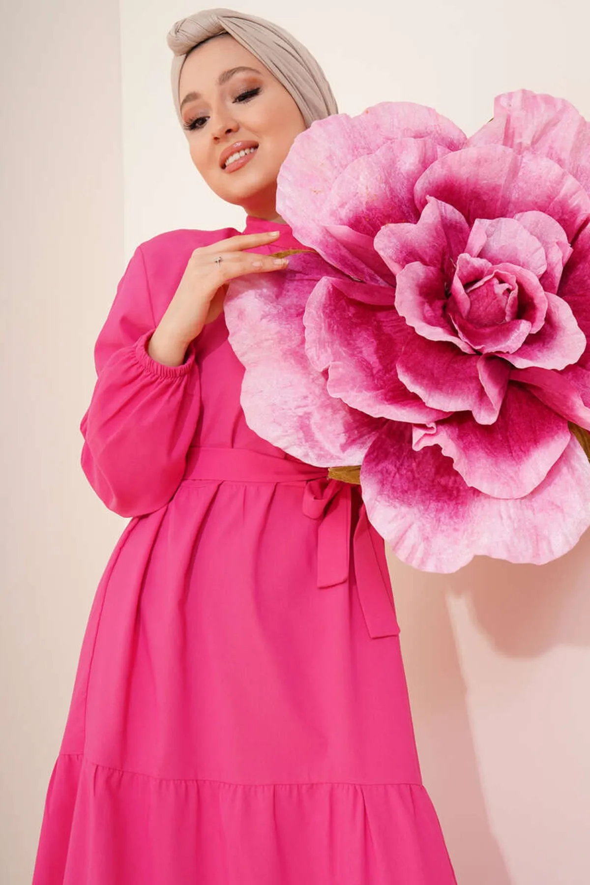 benguen  428 Wunderschönes Hijab-Kleid mit Kragen und Knöpfen in Fuchsia