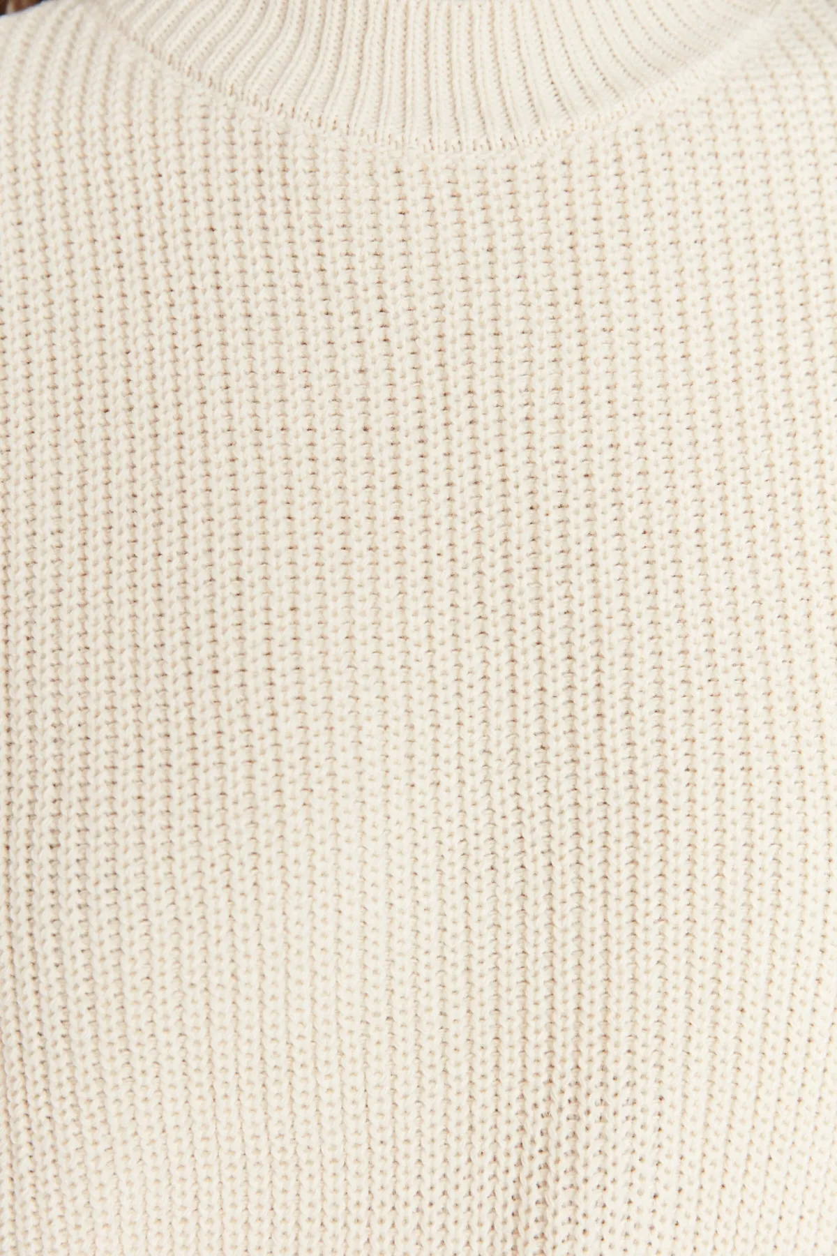 Trendyol Collection  Ecrufarbener Strickpullover mit Rundhalsausschnitt und weiter Passform TWOAW23KZ01448