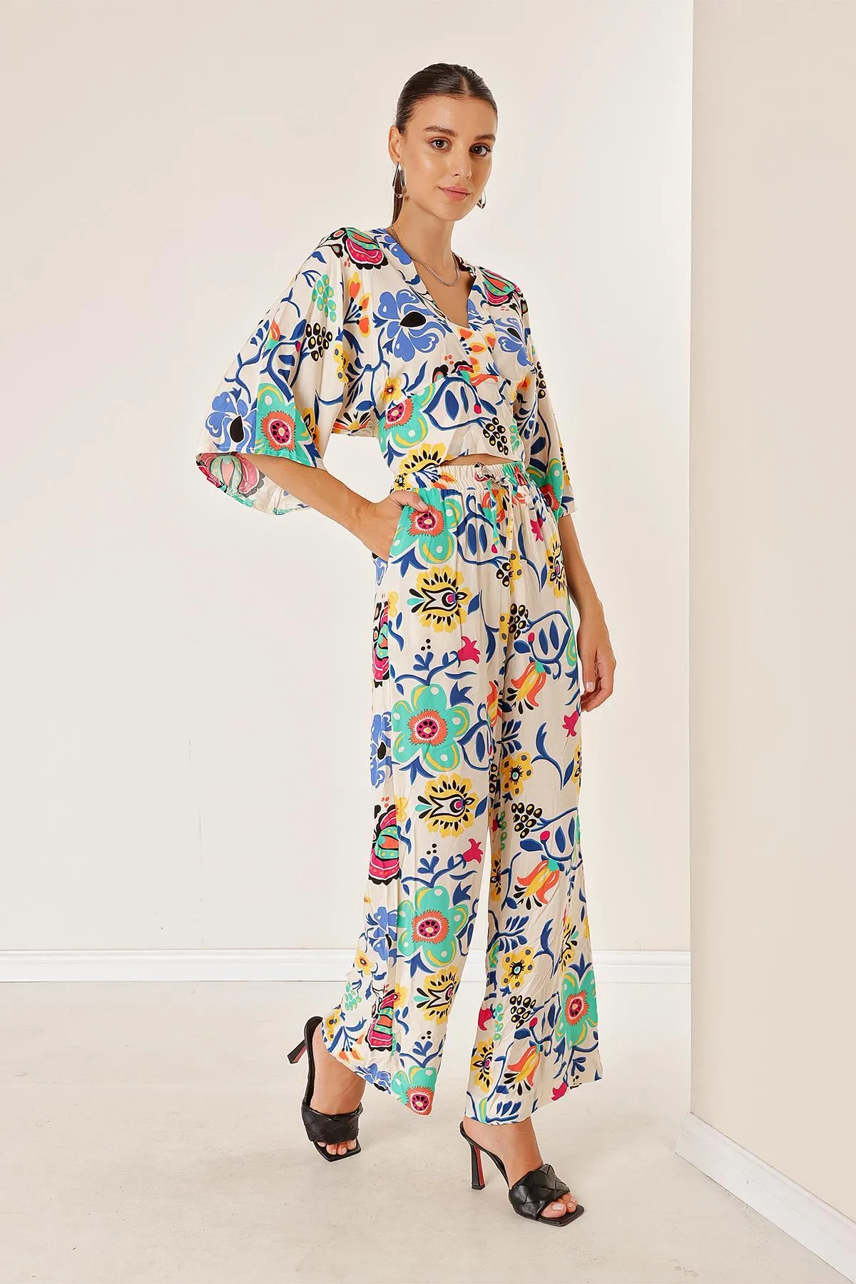 By Saygı  Palazzo-Hose mit elastischer Taille und Taschen vorne und hinten, V-Ausschnitt, bauchfrei, geblümter Doppelanzug