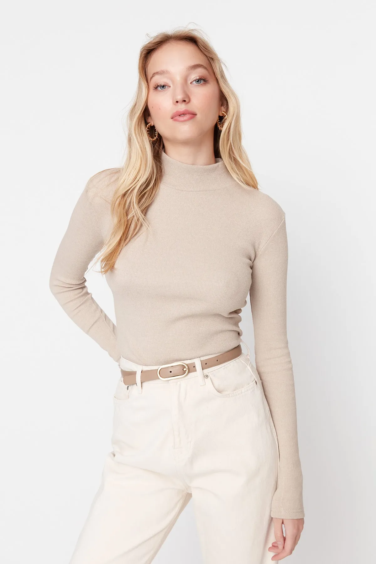 Trendyol Collection  Beige, taillierte, langärmlige, gerippte, dehnbare Strickbluse mit hohem Kragen TWOAW21BZ0423