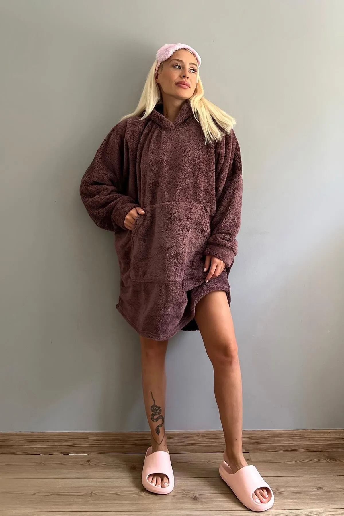 Pijamaevi  Bitter Brown Kapuzen-Pyjama aus übergroßem Sweat-Poncho mit Kapuze