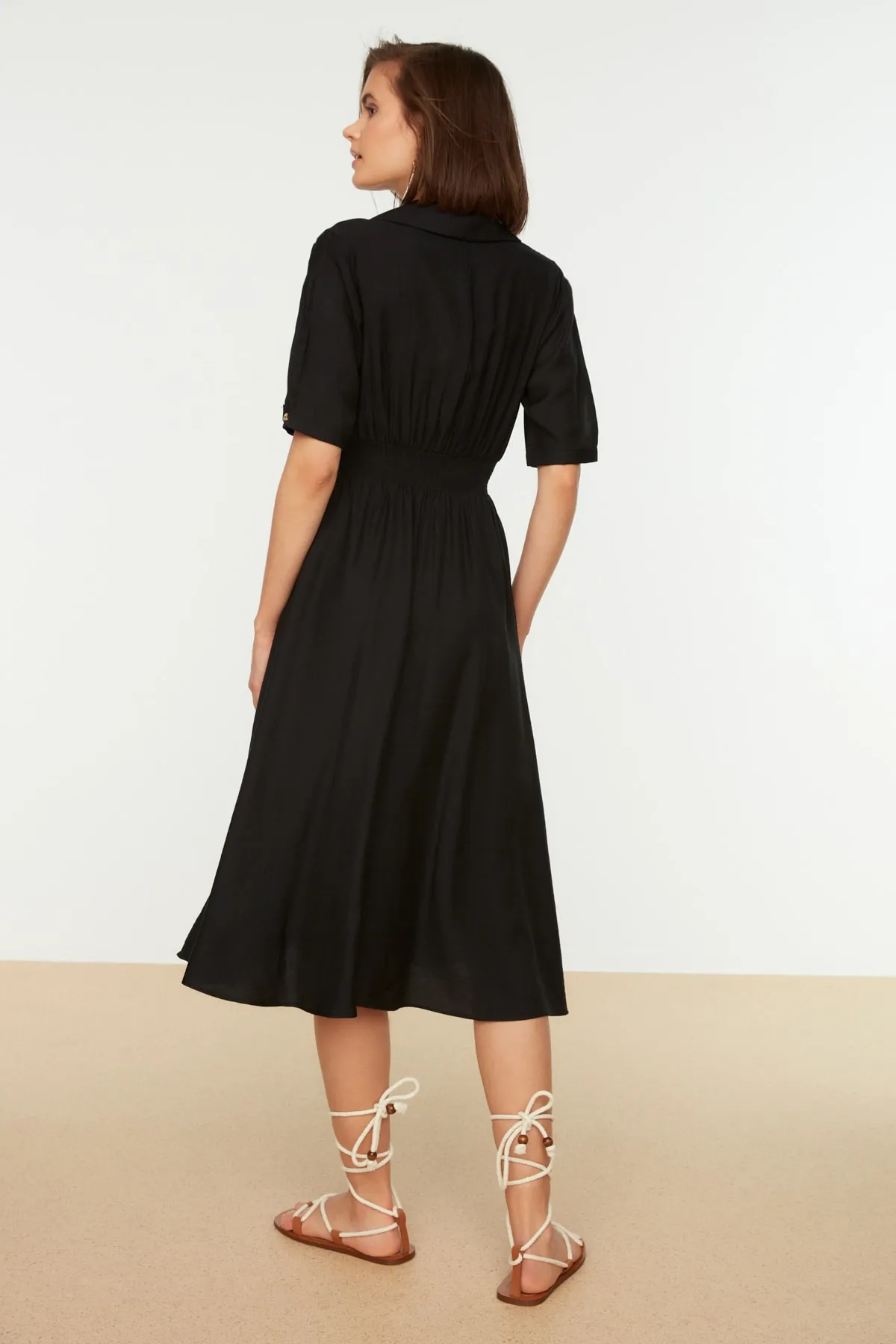 Trendyol Collection  Schwarzes A-Linien-Midi-Webkleid mit V-Ausschnitt und Gimped TWOSS21EL1023