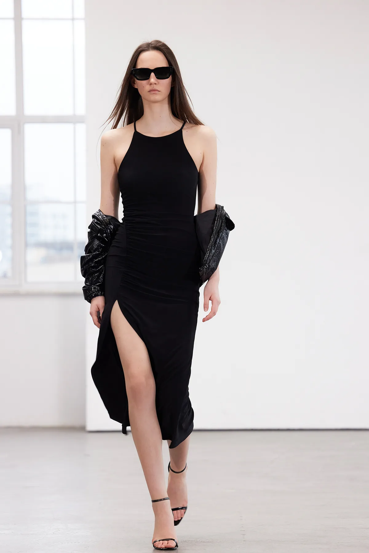 Trendyol Collection  Schwarzes Neckholder-Bleistiftkleid mit drapiertem, figurbetontem Schnitt und flexiblem Maxi-Kleid in limitierter Auflage TWOSS24EL00557