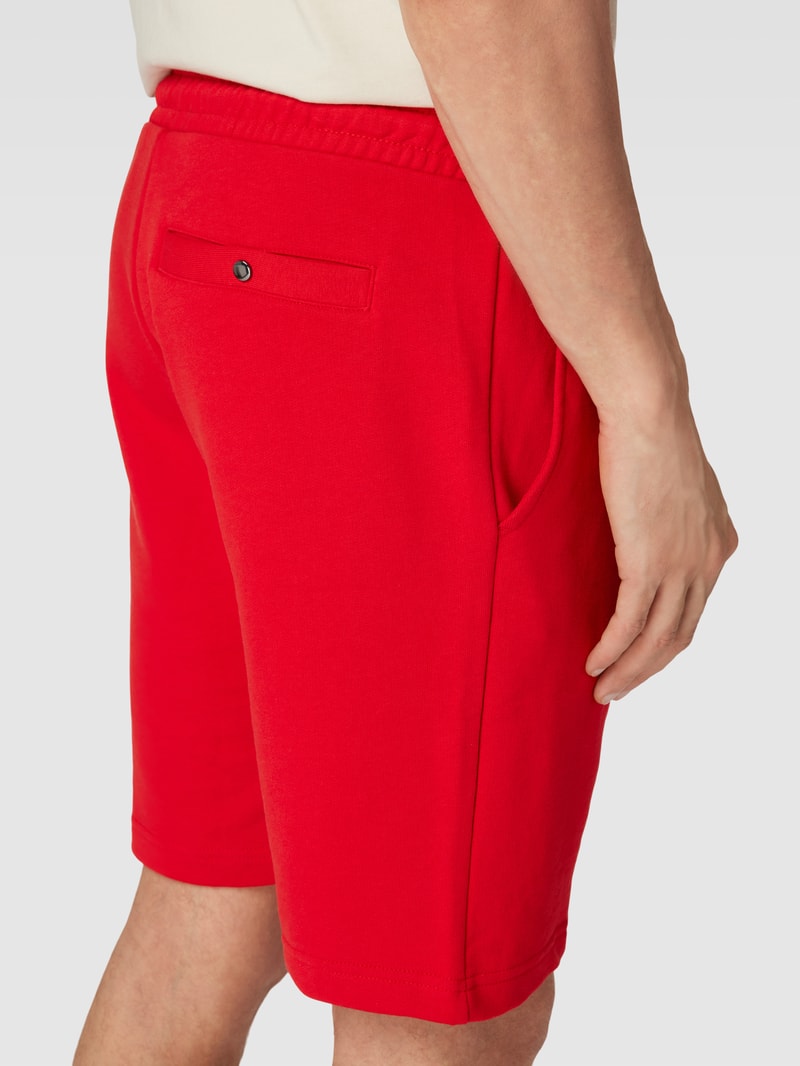 Shorts mit seitlichen Eingrifftaschen in rot