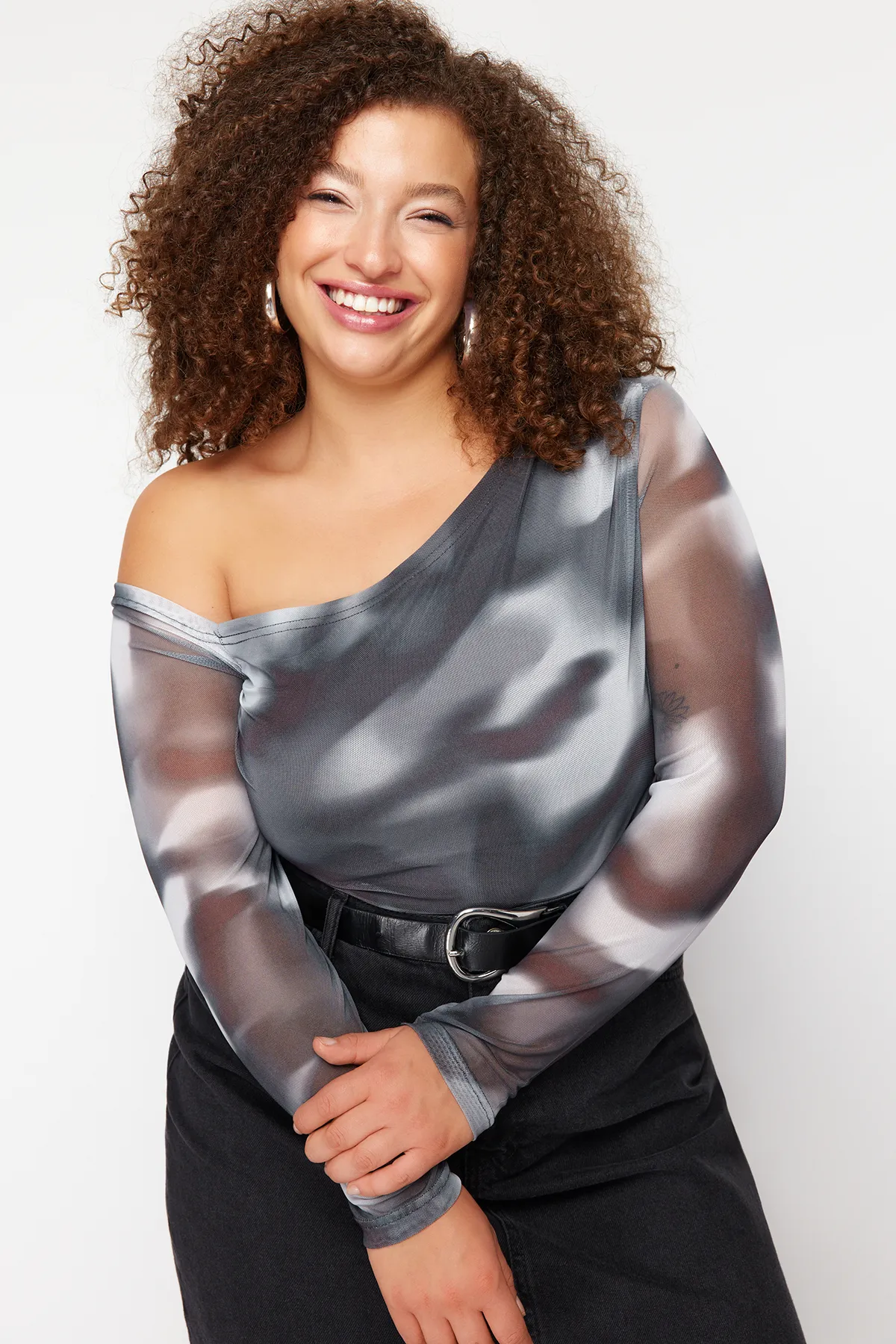 Trendyol Curve  Anthrazitfarbene Strickbluse mit Tüllfutter und asymmetrischem Kragen TBBSS24AF00025