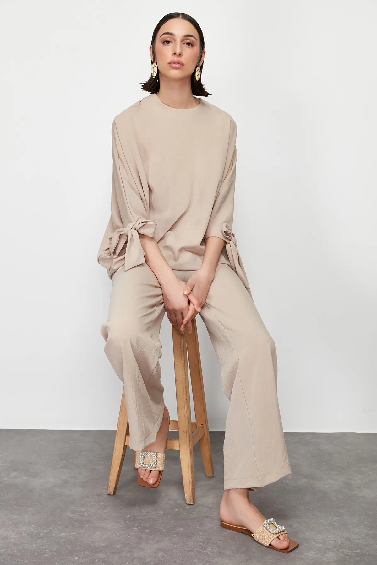 Trendyol Modest  Set aus gewebter Aerobin-Tunika und Hose mit Fledermausärmeln in Stein TCTSS23US00043