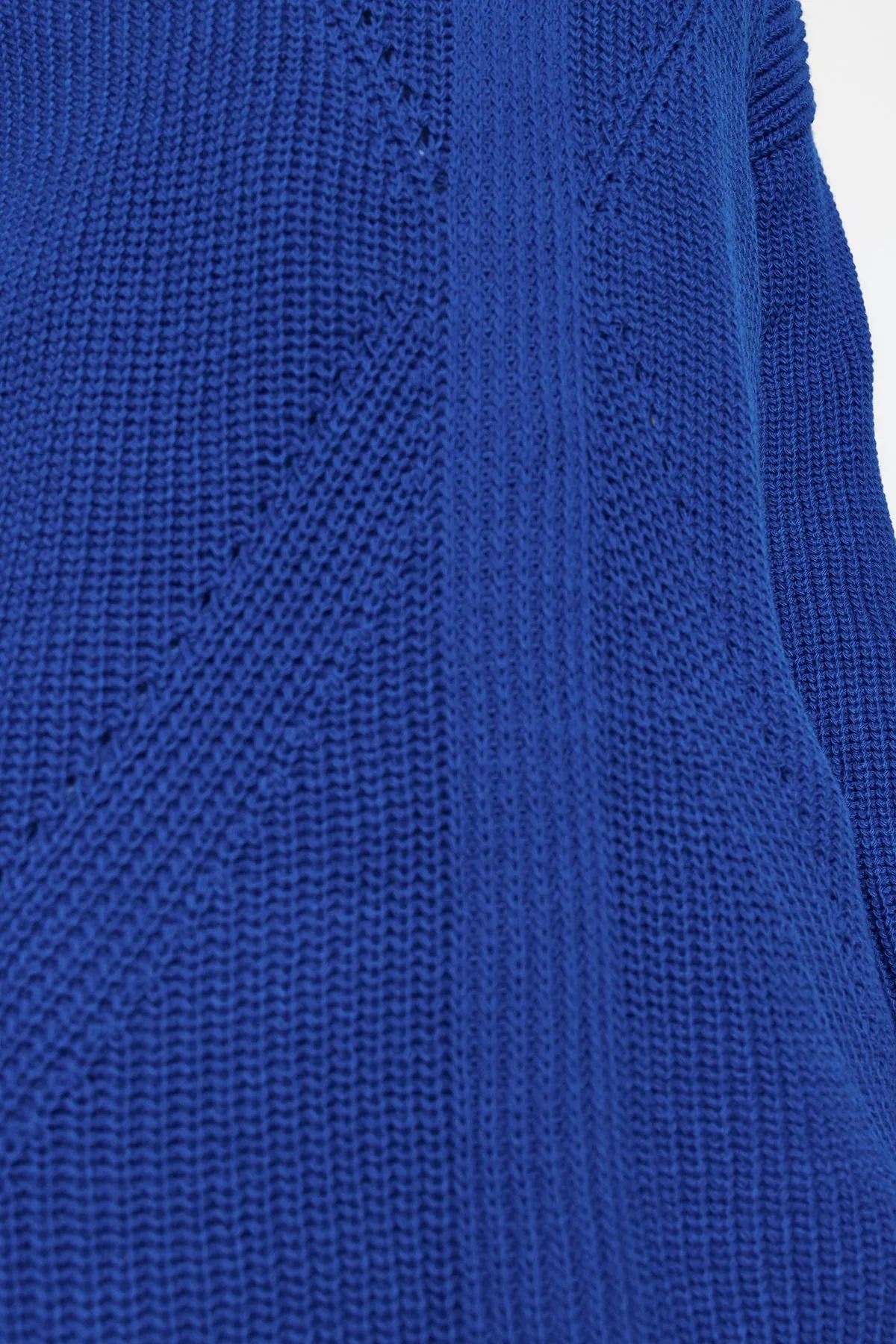 Trendyol Modest  Saks Strickpullover mit Rundhalsausschnitt TCTAW24AK00023