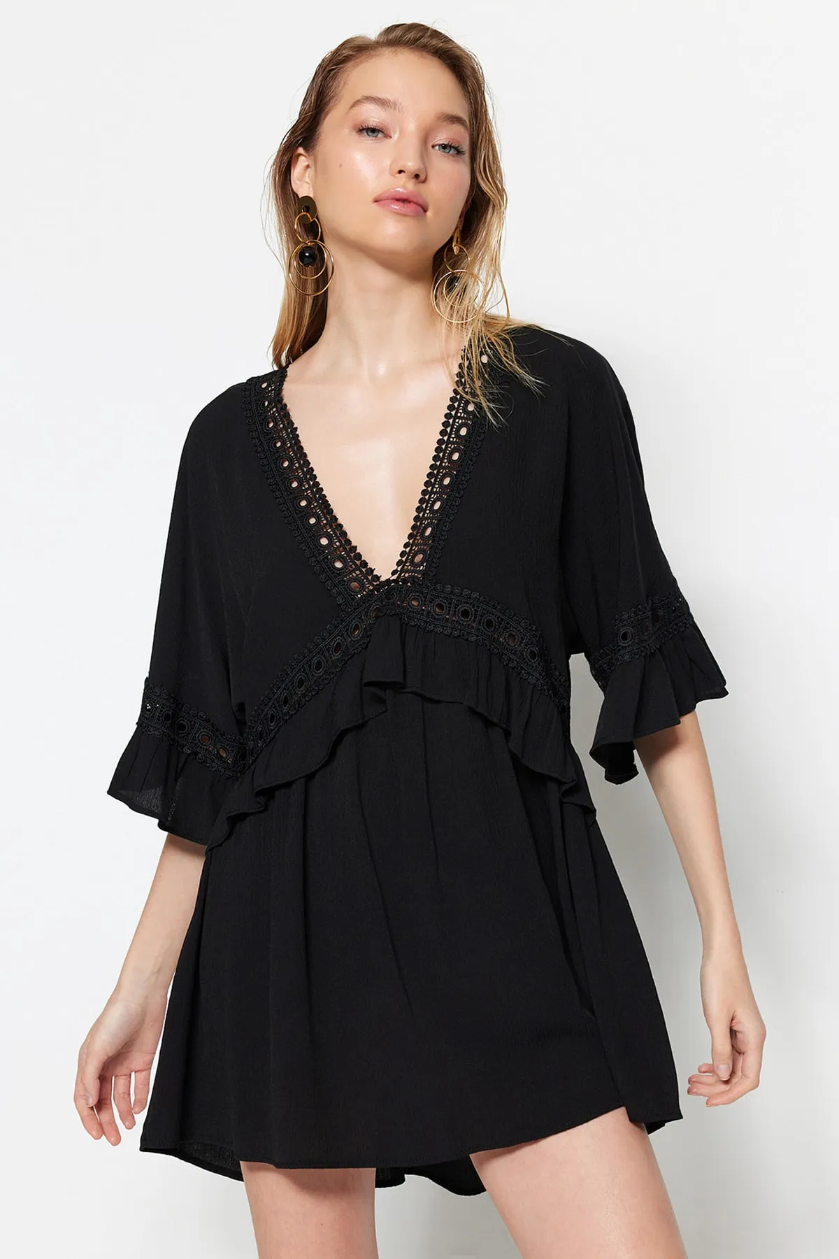 Trendyol Collection  Schwarzes Mini-Strandkleid mit gewebtem Band-Accessoire TBESS21EL2759