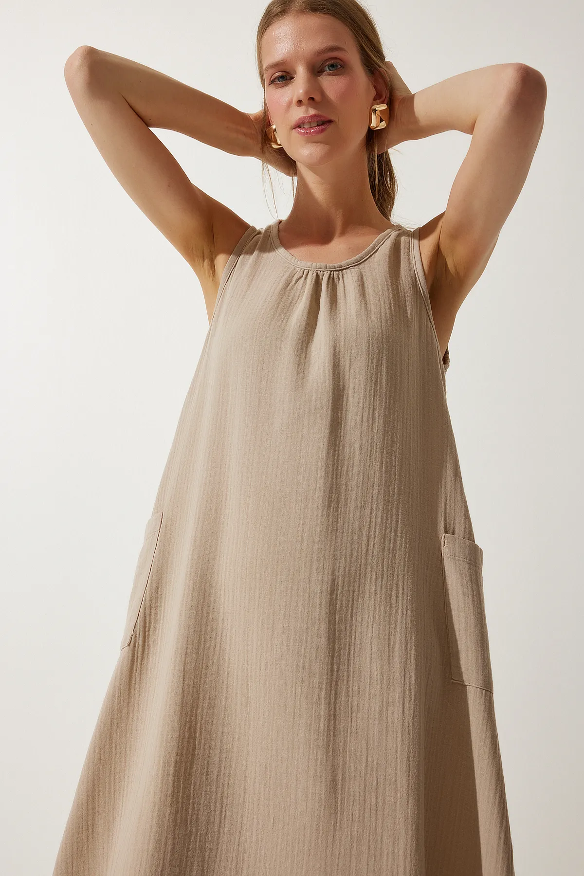 Happiness İstanbul  Beiges Sommerkleid aus Musselin mit weiten Taschen für Damen SA00022