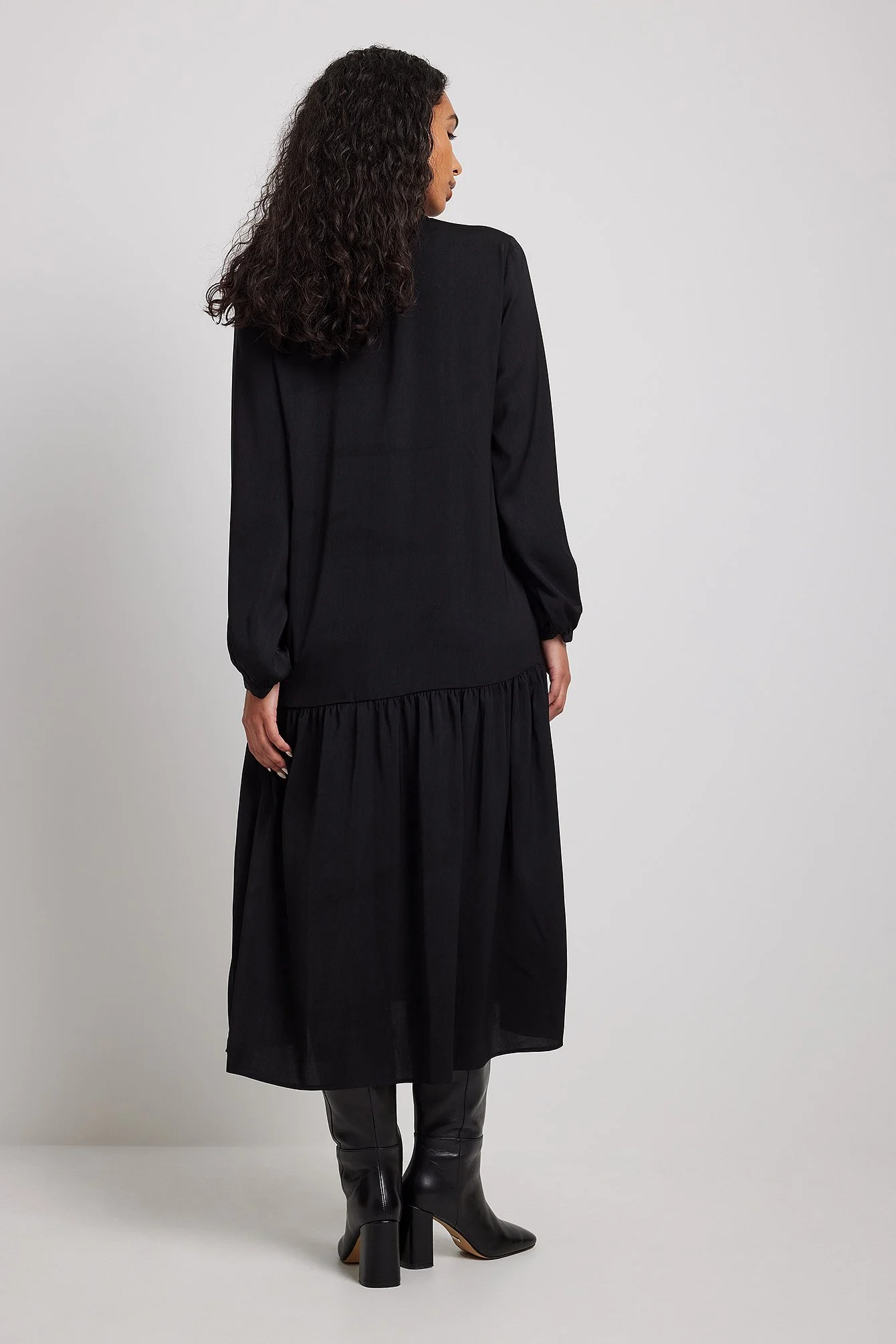 Fließendes Midikleid